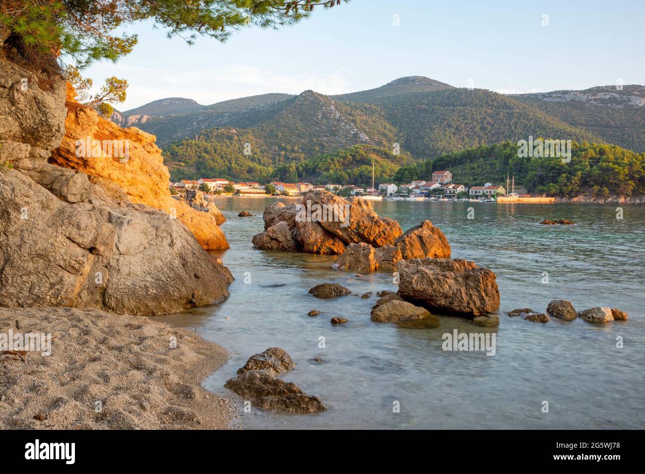 Croatie - La côte de la péninsule de Peliesac Zuliana près de village de suset la lumière. Banque D'Images