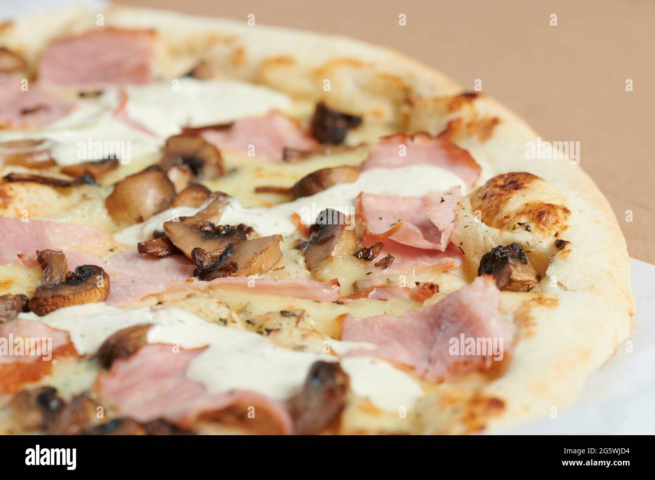 Pizza avec jambon, champignons et fromage macro vue rapprochée Banque D'Images