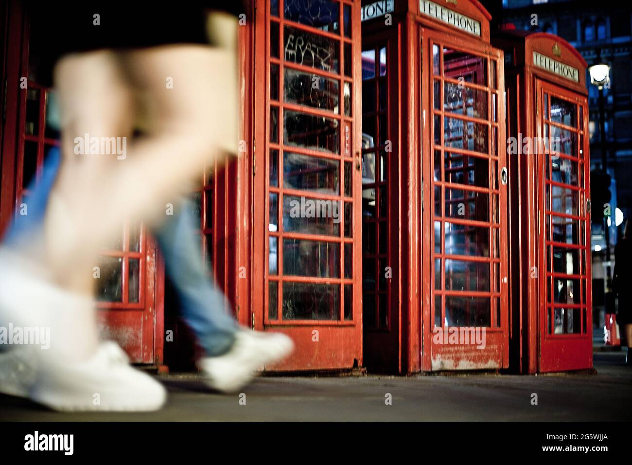 Les téléphones de Londres à la nuit Banque D'Images