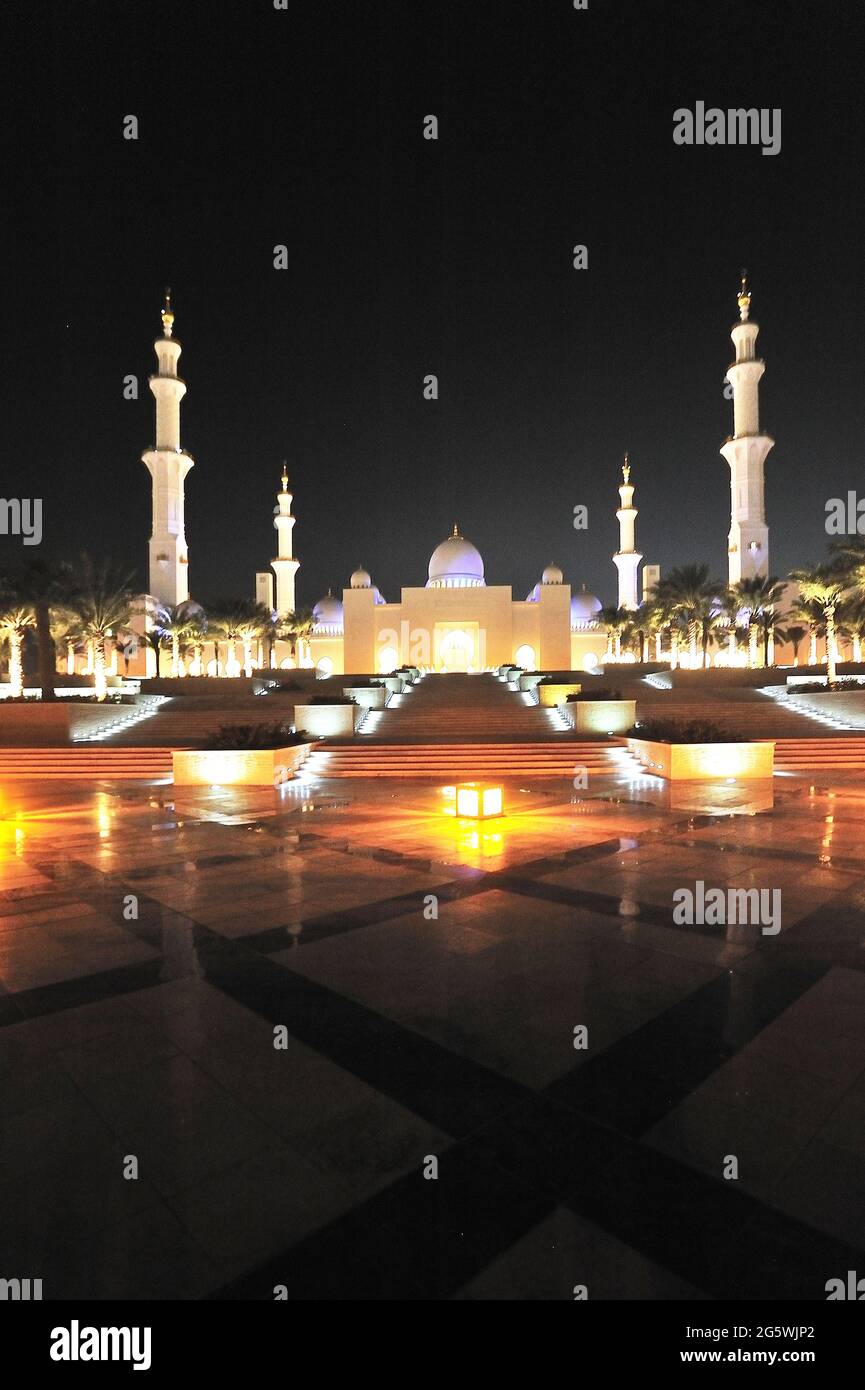ÉMIRATS ARABES UNIS. ABOU DHABI. LA GRANDE MOSQUÉE SHEIKH ZAYED BIN SULTAN AN NAHYAN LA NUIT. Banque D'Images