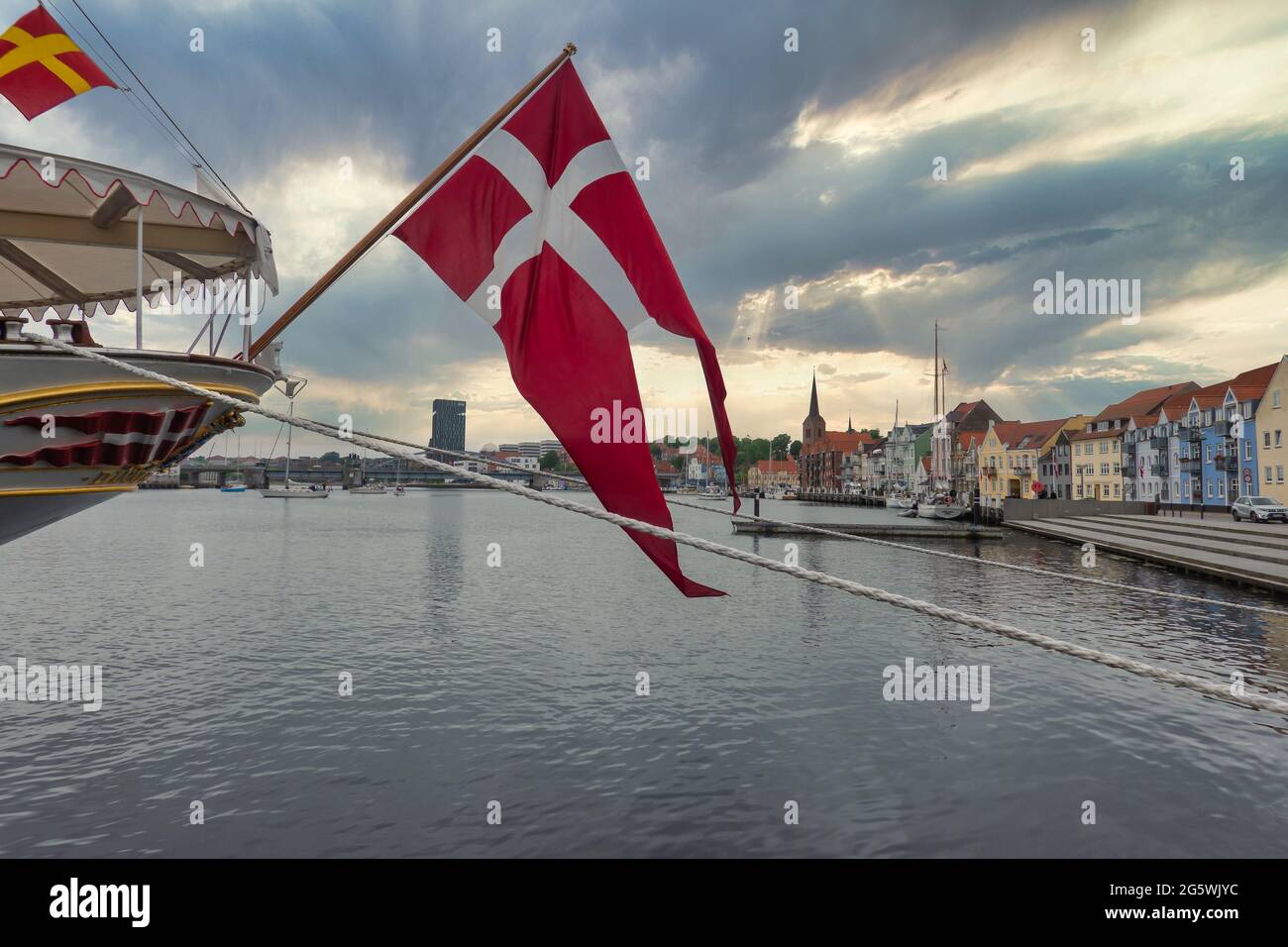 Port de plaisance de Soenderborg avec le navire royal Dansih Dannebrog, Danemark Banque D'Images