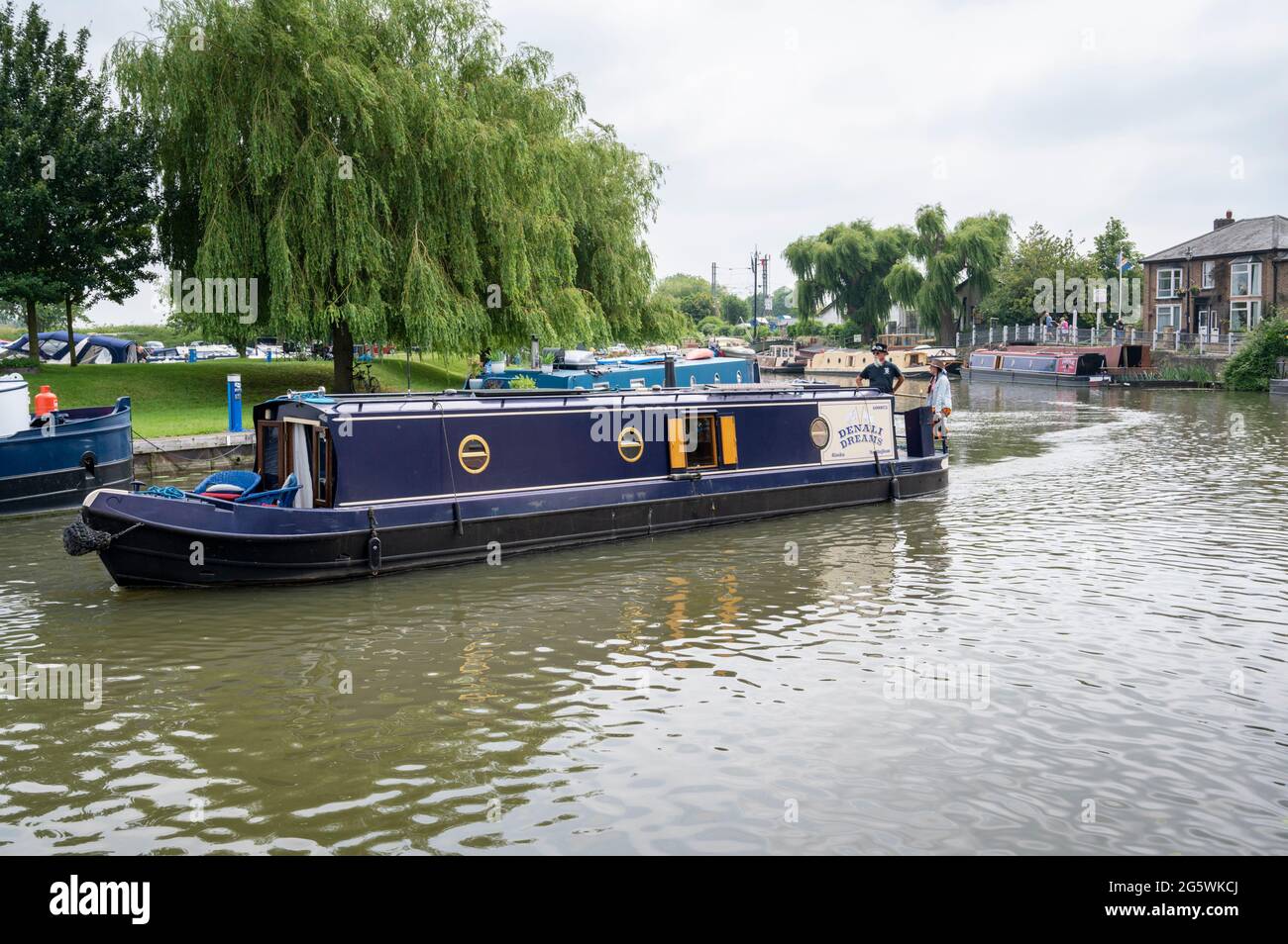 Un bateau à rames se déplace sur la rivière Great Ouse Ely Cambridgeshire au Royaume-Uni Banque D'Images