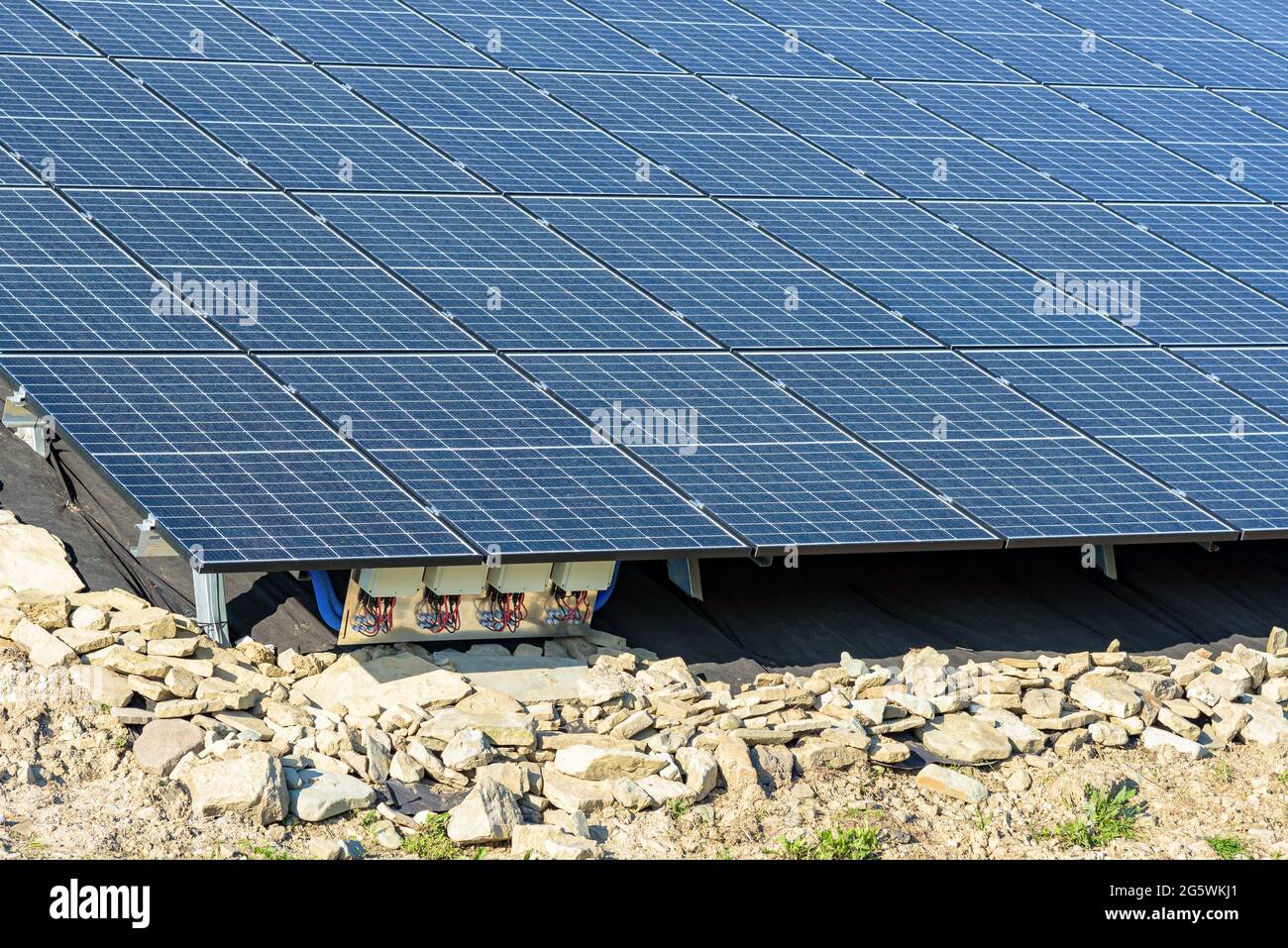 Vue sur la centrale photovoltaïque moderne montée au sol Banque D'Images