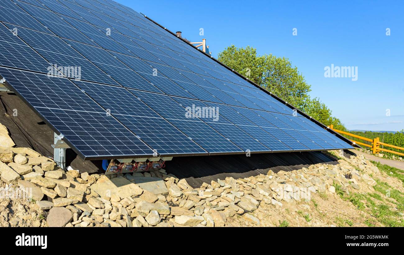 Vue sur la centrale photovoltaïque moderne montée au sol Banque D'Images