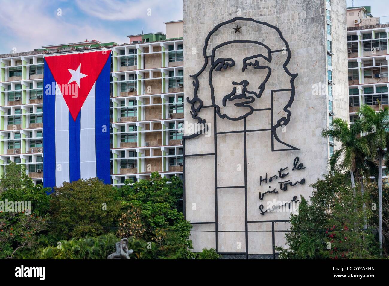 Bâtiment Minint avec image de Che Guevara et drapeau cubain, la Havane, Cuba Banque D'Images