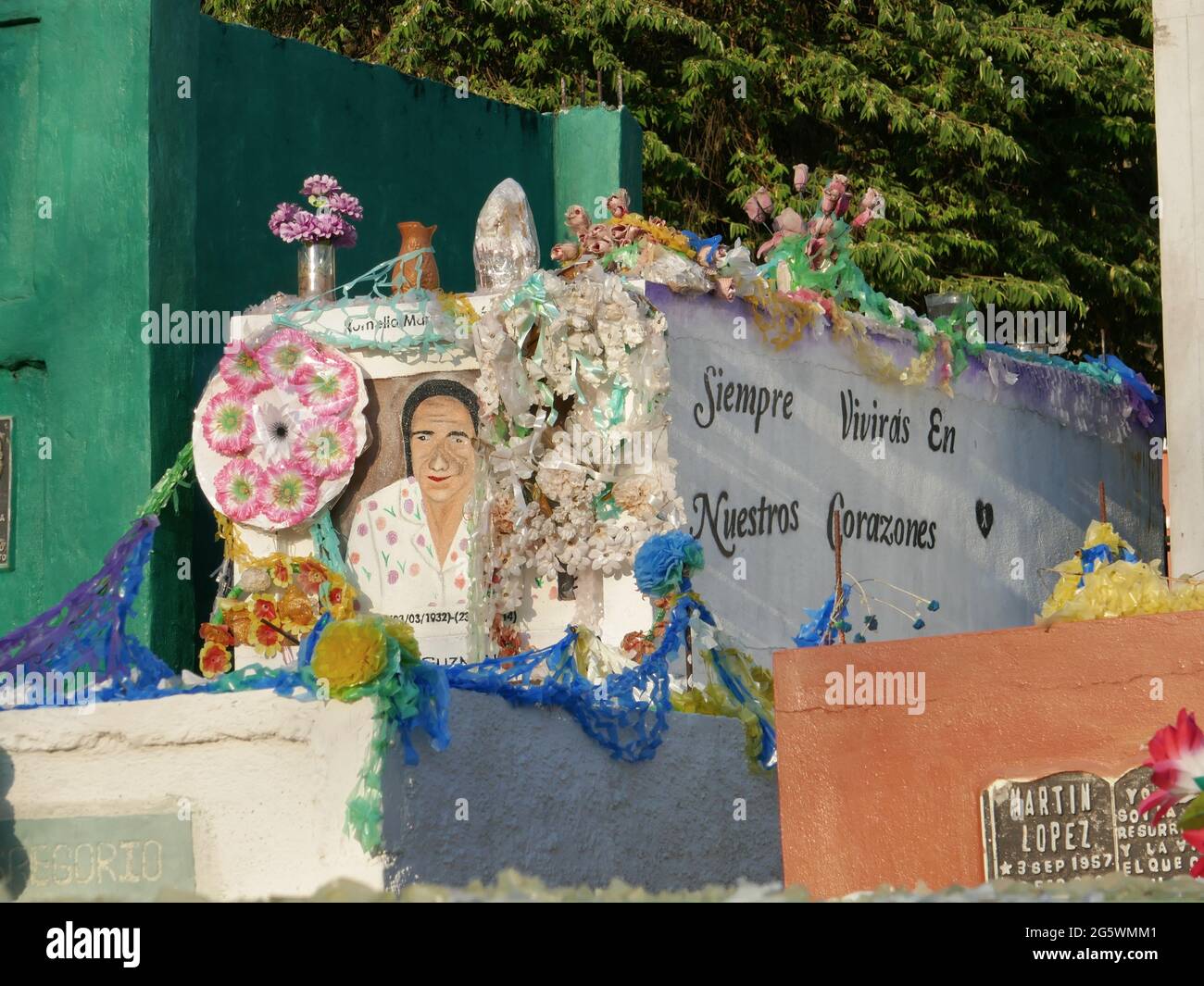 Art naïf peint pierre tombale dans un cimetière à Copan, au Honduras Banque D'Images