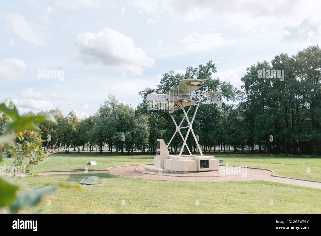 Avion 'Farman', monument dédié au centenaire du premier aérodrome militaire en Russie. Banque D'Images