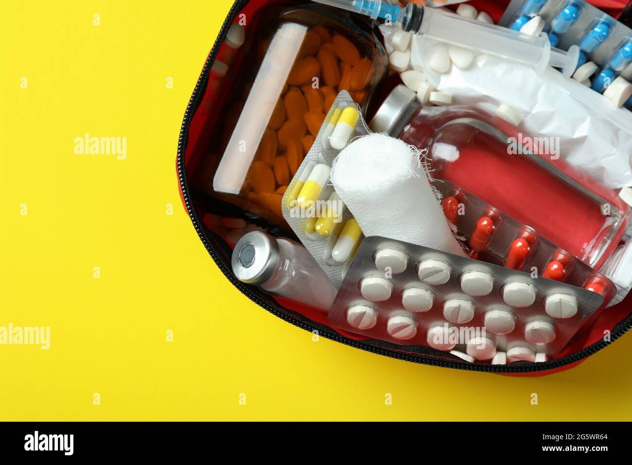 Trousse médicale de premiers soins sur fond jaune Banque D'Images