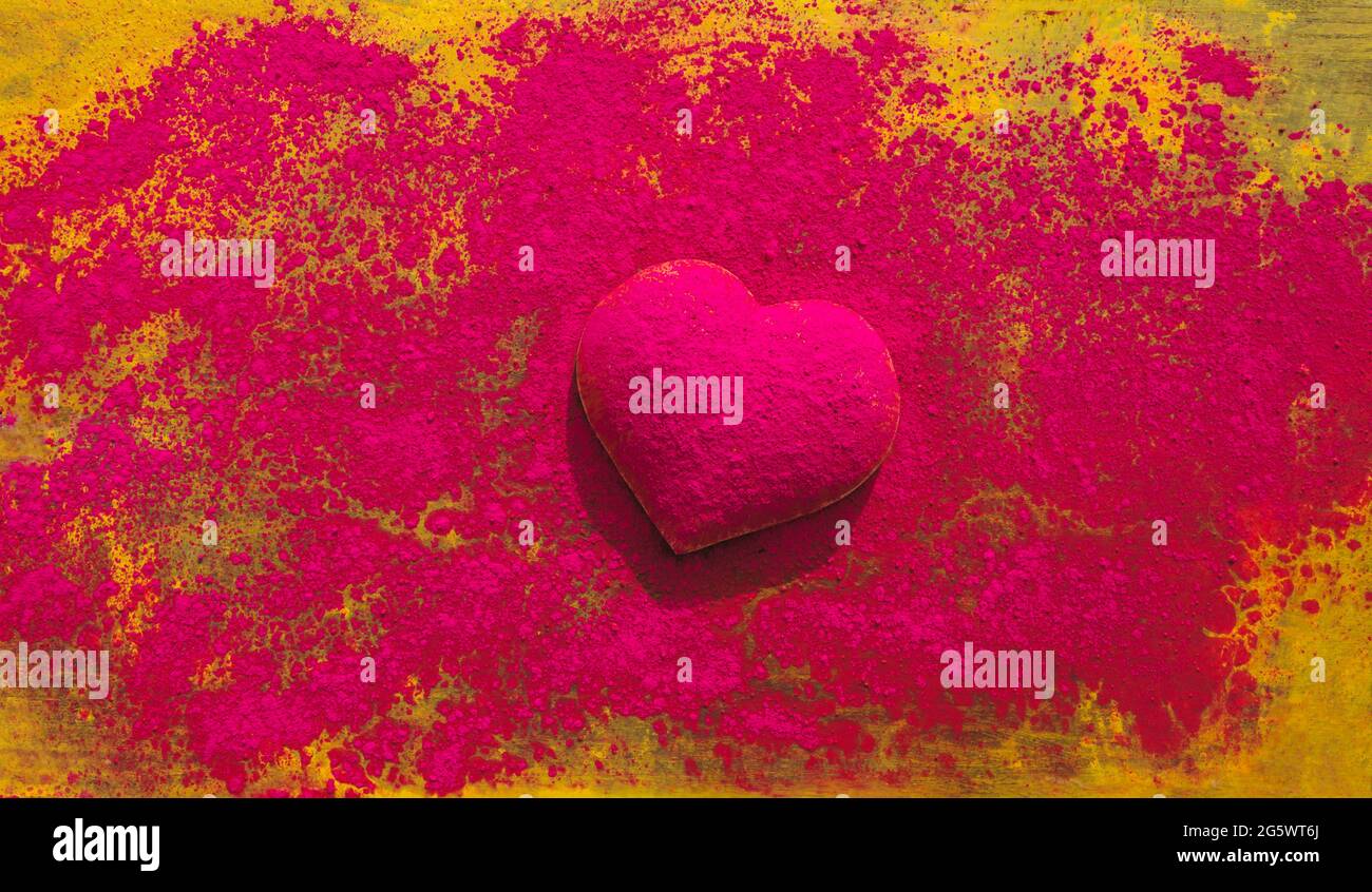 Forme de coeur dépoussiérée avec un pigment de peinture en poudre sèche. Banque D'Images