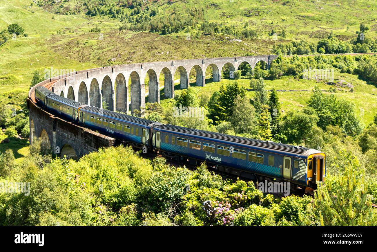 TRAIN DIESEL SCOTRAIL GLENFINNAN VIADUCT SCOTLAND UN TRAIN BLEU DE QUATRE WAGONS TRAVERSANT LE VIADUCT EN ÉTÉ Banque D'Images