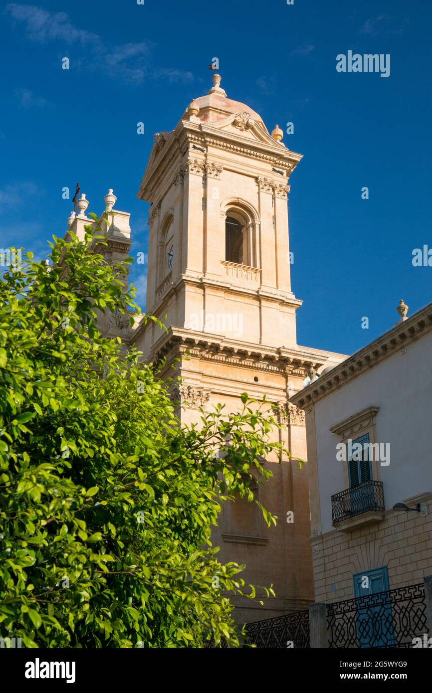 Noto, Syracuse, Sicile, Italie. Vue à angle bas depuis la Piazza Municipio de l'horloge ensoleillée de la cathédrale baroque de San Nicolò. Banque D'Images