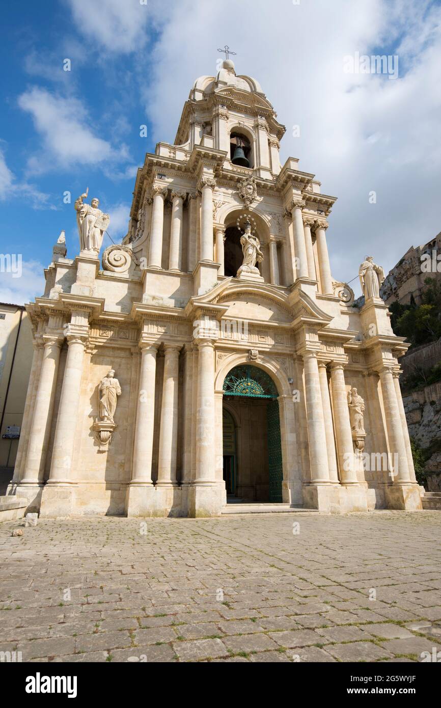 Scicli, Ragusa, Sicile, Italie. Vue à angle bas de la façade baroque richement décorée de l'église de San Bartolomeo. Banque D'Images