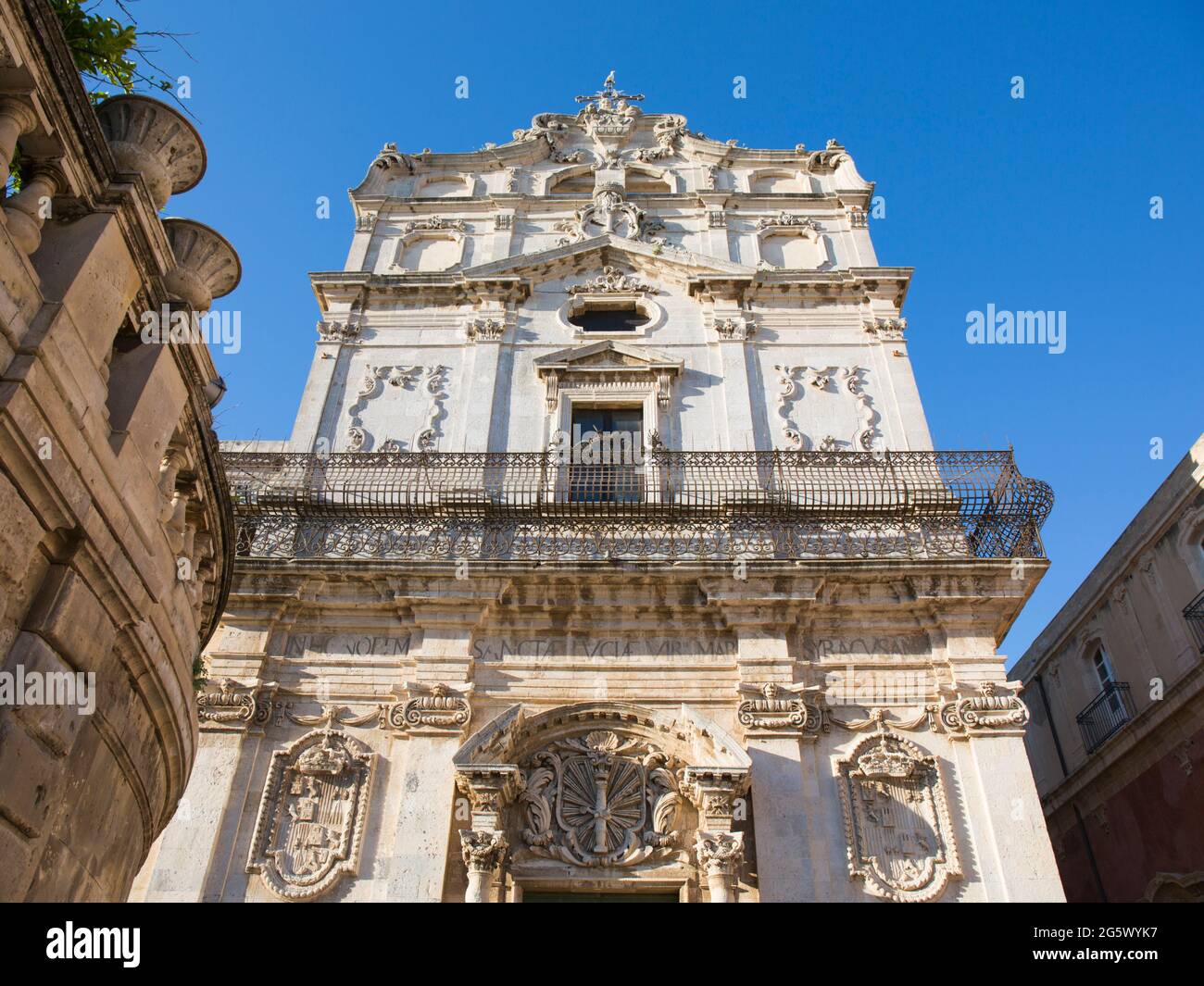 Ortygia, Syracuse, Sicile, Italie. Vue à angle bas de l'imposante façade baroque de l'église Santa Lucia alla Badia, Piazza del Duomo. Banque D'Images