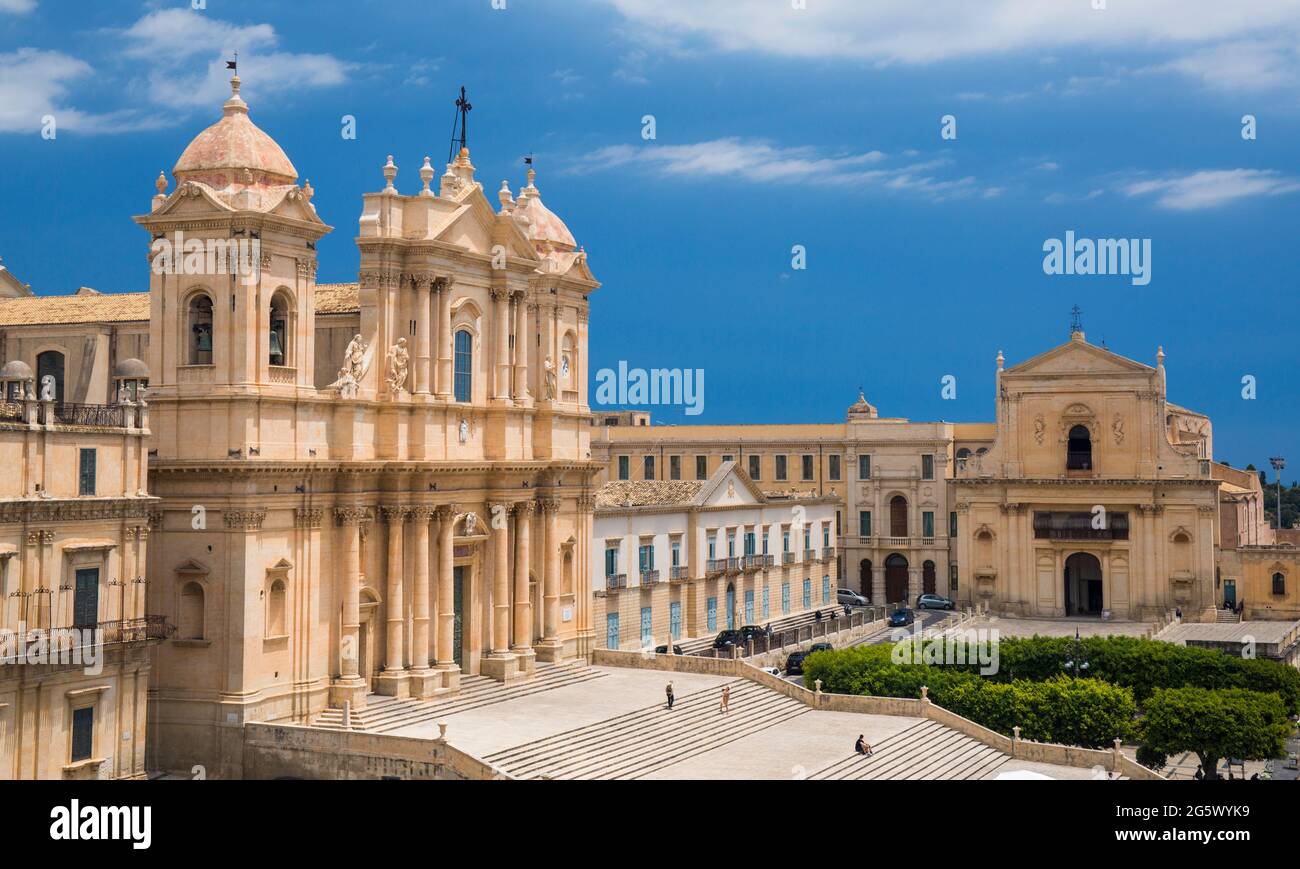 Noto, Syracuse, Sicile, Italie. Vue sur la Piazza Municipio et la cathédrale de San Nicolò depuis le toit-terrasse de l'église de San Carlo al Corso. Banque D'Images