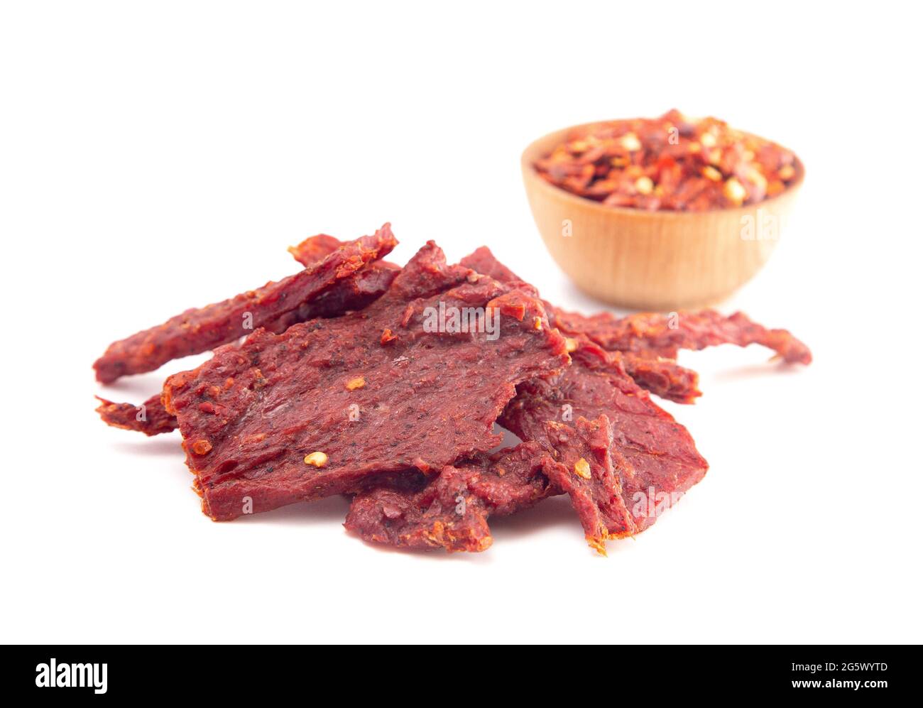 Une Pile de la charque chaude et épicée avec des flocons de piment rouge Banque D'Images