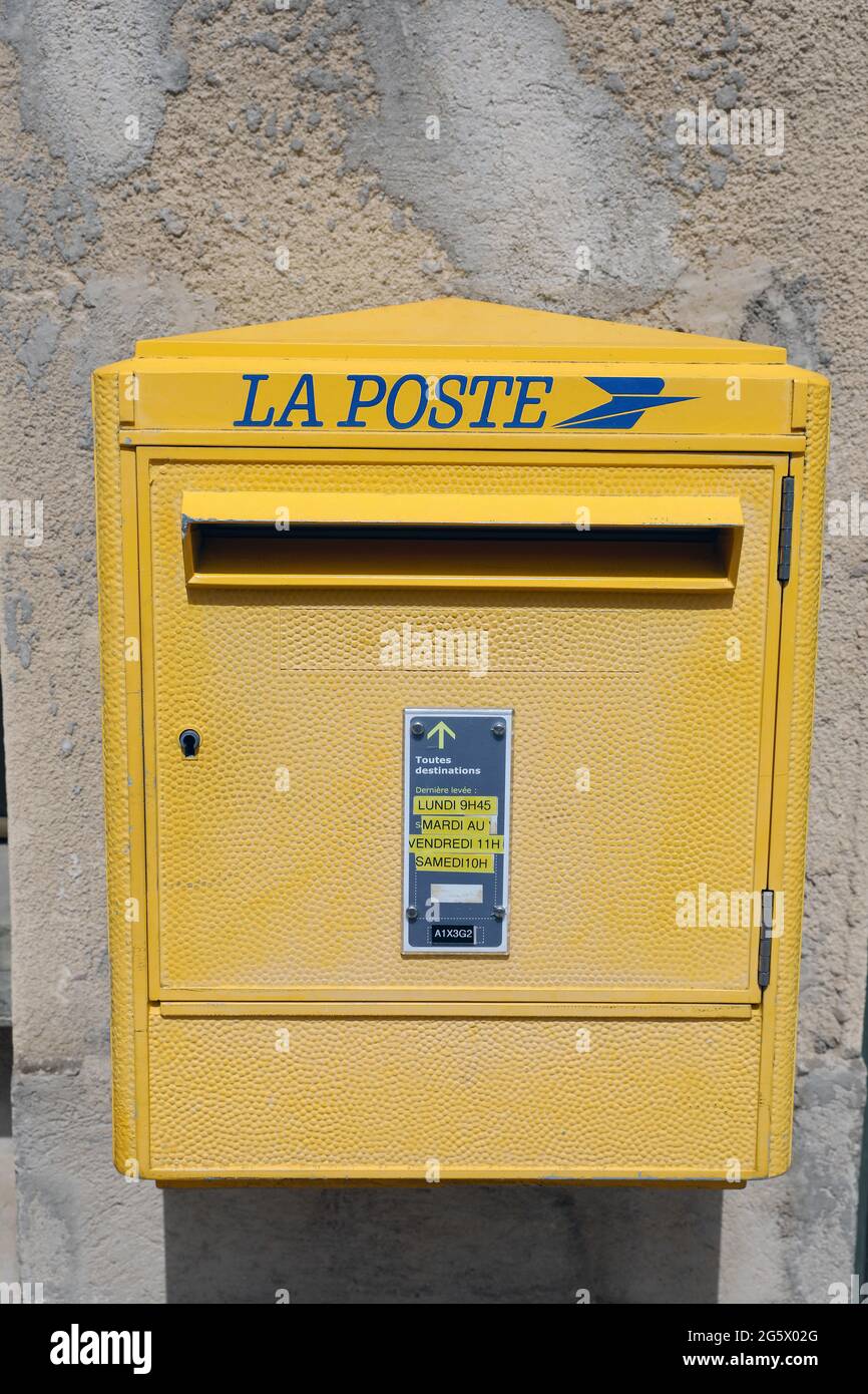 Seillans, France - 19 juin 2021 : la poste, UNE boîte postale jaune française dans la rue de Seillans, dans le sud de la France, en Europe. Vue rapprochée Banque D'Images