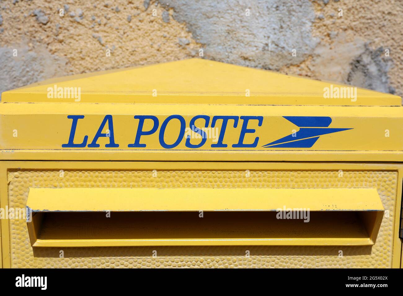 Seillans, France - 19 juin 2021 : la poste, UNE boîte postale jaune française dans la rue de Seillans, dans le sud de la France, en Europe. Vue rapprochée Banque D'Images
