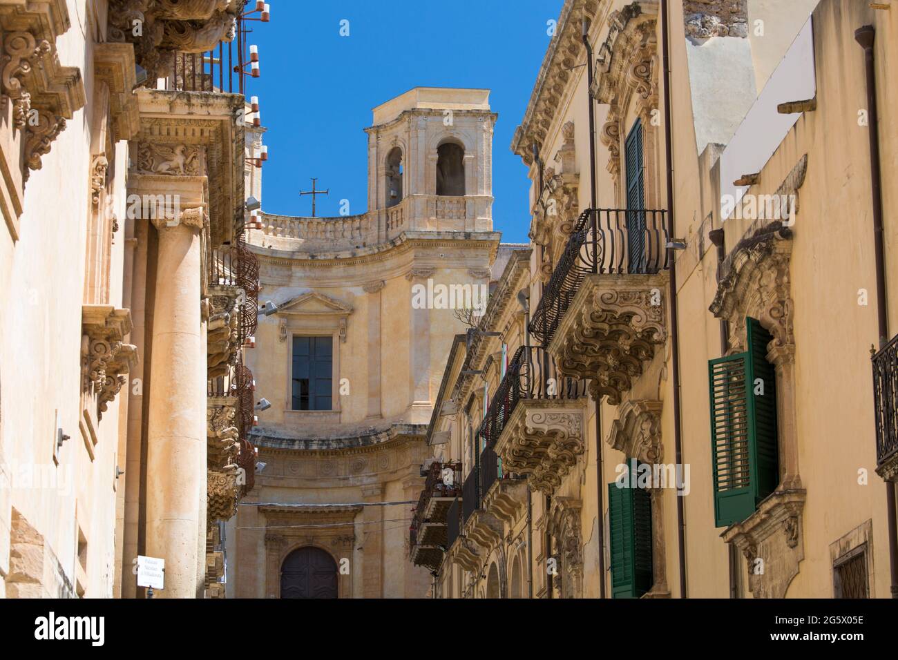 Noto, Syracuse, Sicile, Italie. Vue sur la via Corrado Nicolaci historique jusqu'à la façade et le clocher est de l'église de Montevergine. Banque D'Images