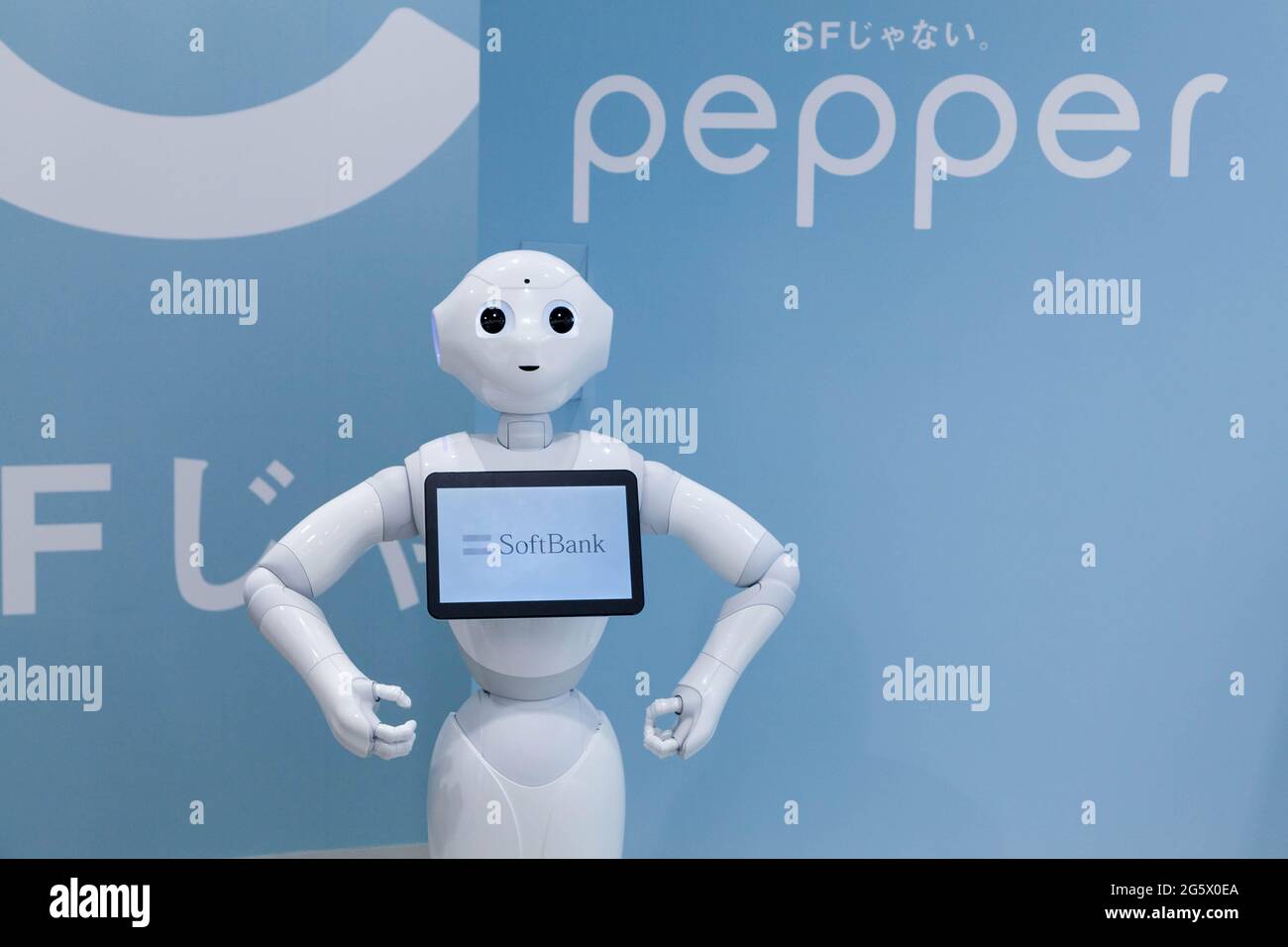 13 juin 2014, Omotesando, Japon: Robot de consommateur émotionnel de Softbank, Pepper exposé au magasin de Softbank Omotesando à Tokyo..le 28 juin, la société Softbank a annoncé des coupures d'emploi dans son activité mondiale de robotique et a cessé la production de son robot Pepper annoncé en 2014. (Image de crédit : © Damon Coulter/SOPA Images via ZUMA Wire) Banque D'Images