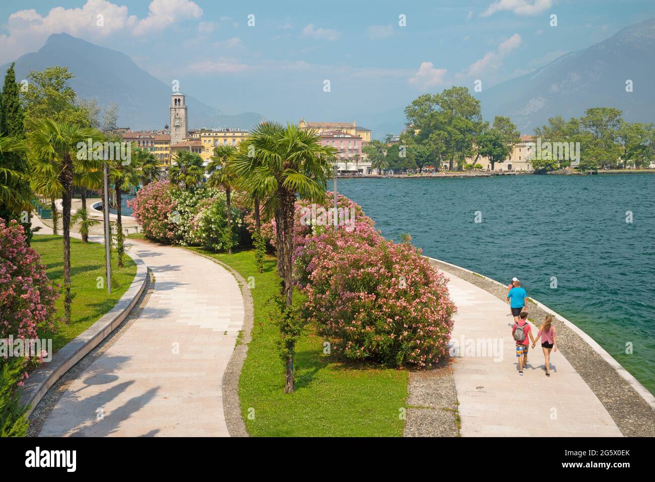 RIVA DEL GARDA, ITALIE - juin 6, 2019 : La ville de sud, avec les Alpes en arrière-plan. Banque D'Images