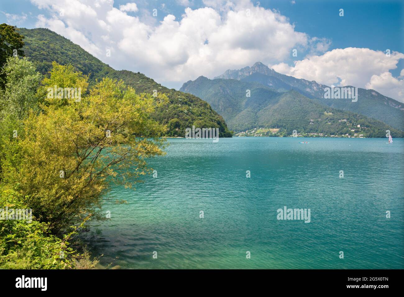 Le lac Lago di Ledro au milieu des Alpes dans le district du Trentin . Banque D'Images