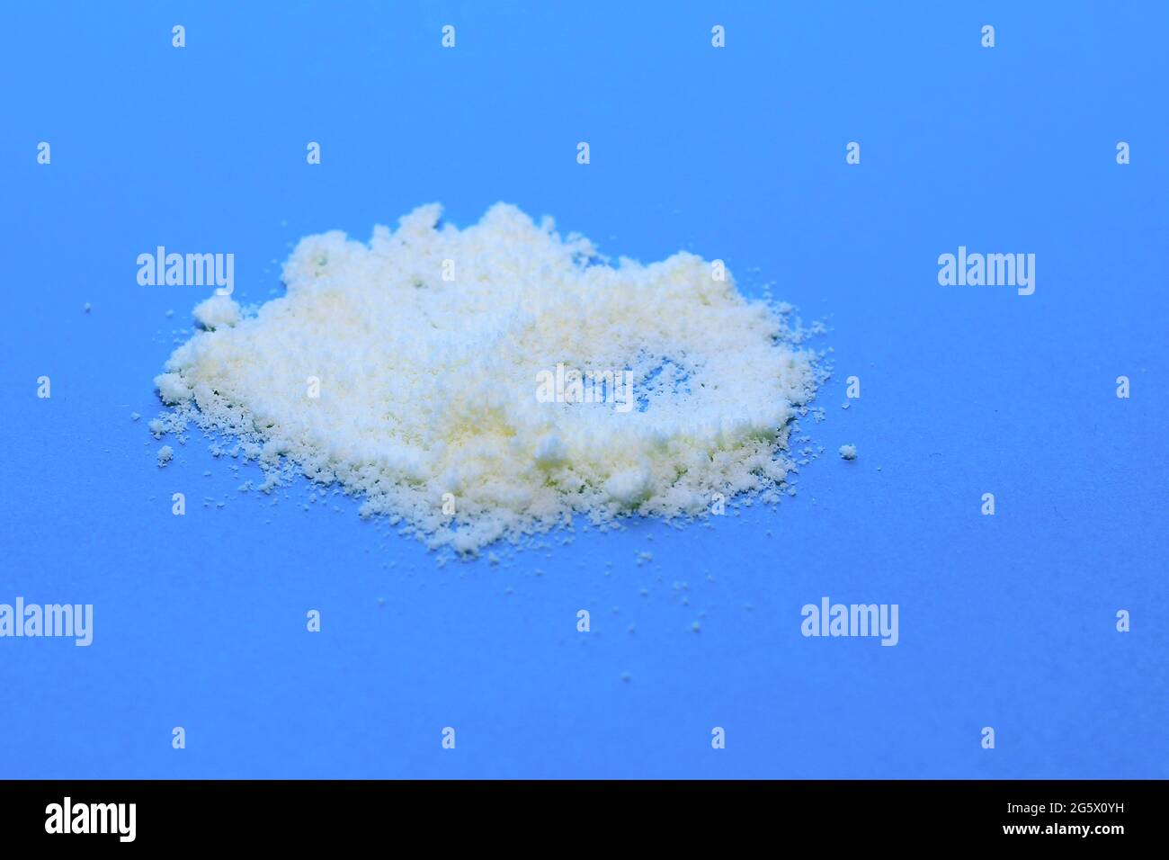 lait en poudre sur fond bleu pour bébé uniquement Banque D'Images