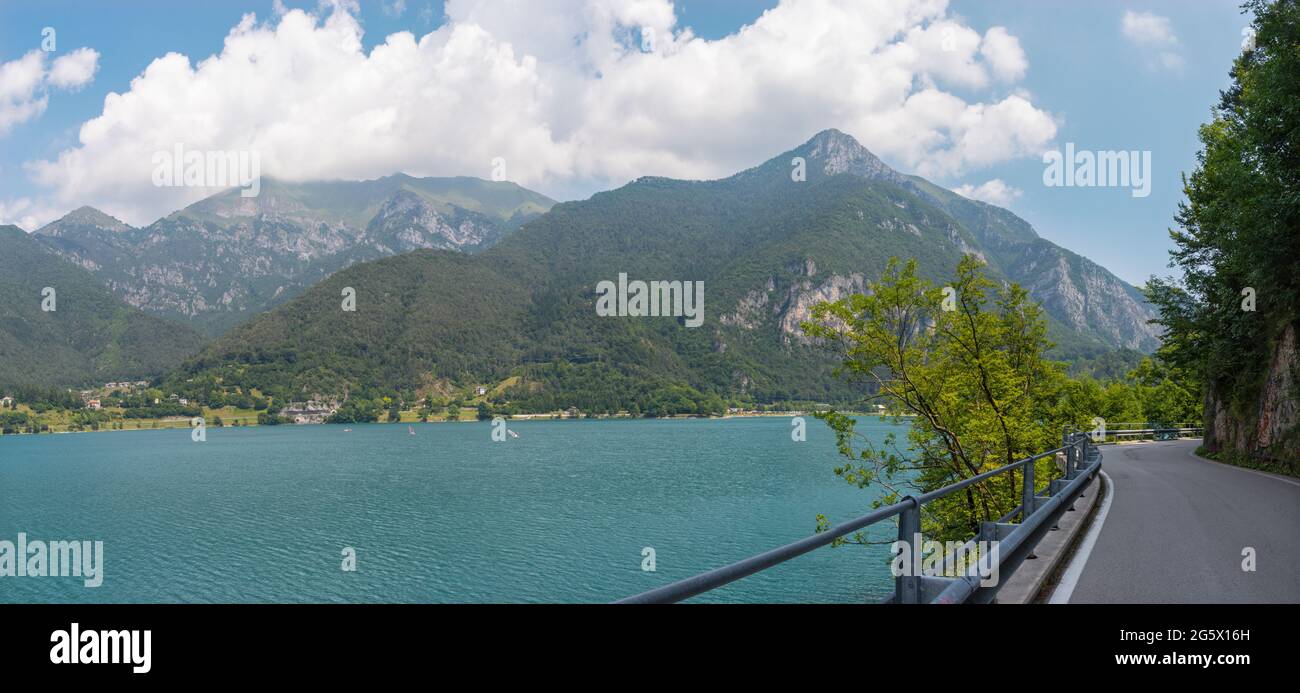Le lac Lago di Ledro au milieu des Alpes dans le district du Trentin . Banque D'Images