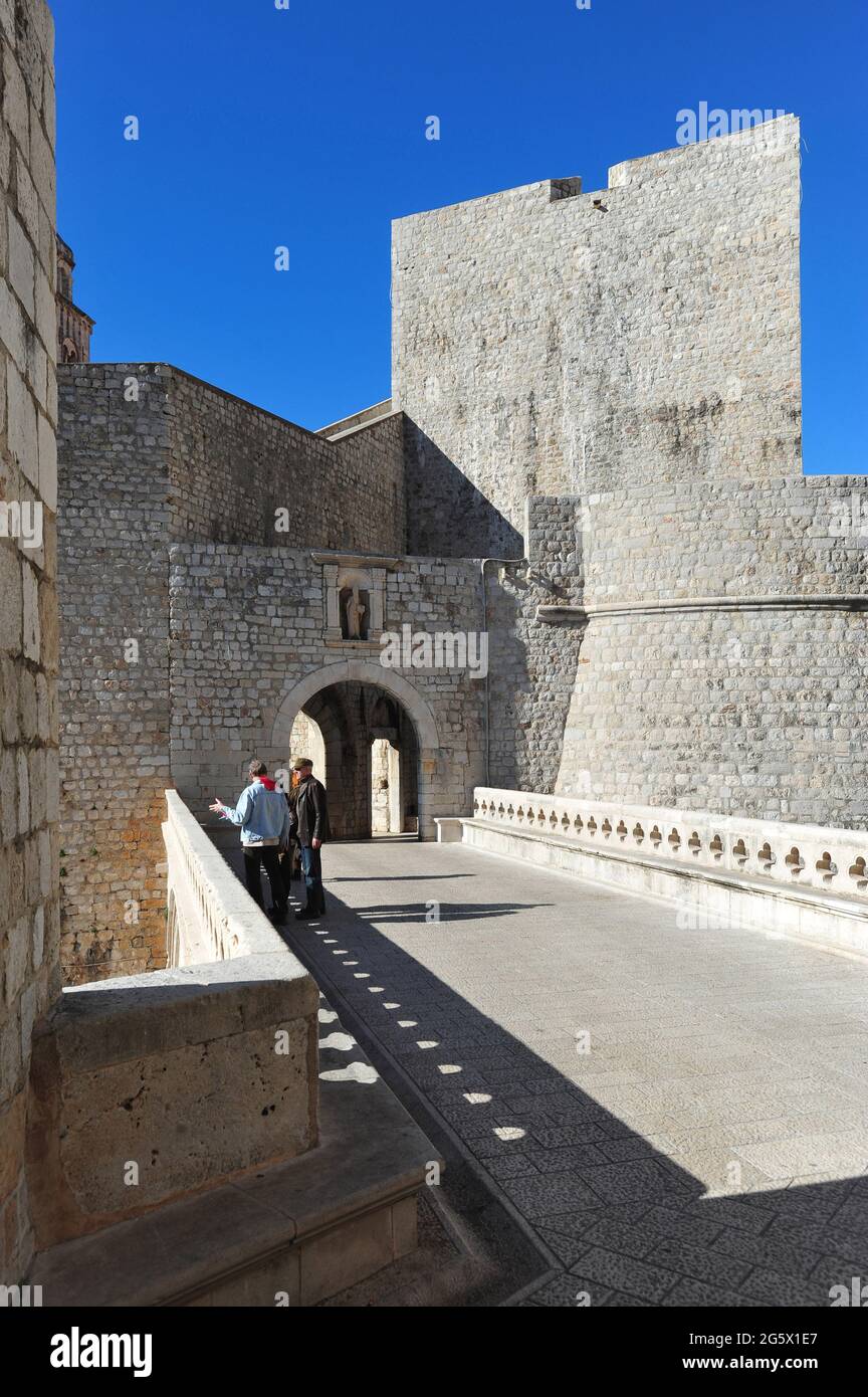 CROATIE. DUBROVNIK. AVEC UNE STATUE DE SAINT-BLAISE, LA PORTE DE PLOCE OU DE REVELIN EST LA PLUS BELLE DE LA VILLE. IL MÈNE AU COUVENT DES DOMINICAINS A Banque D'Images