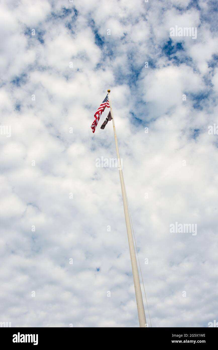 Drapeau américain et POW-MIA volant haut dans le ciel Banque D'Images