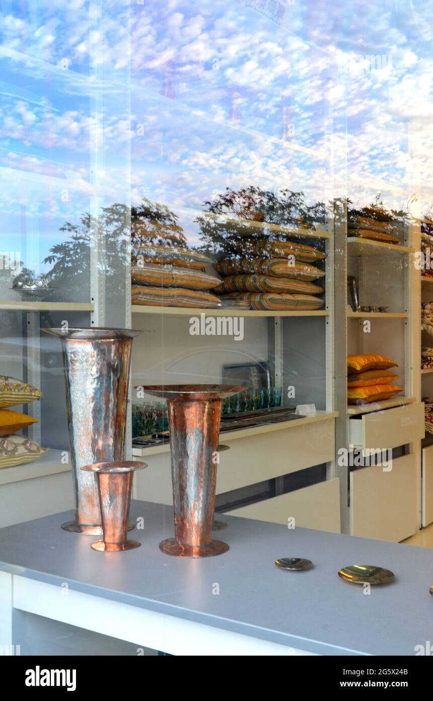 LIBAN. BEYROUTH. DISTRICT DE MAR MIKHAEL. LA BOUTIQUE LIWAN VEND LE MEILLEUR DES DESIGNERS LIBANAIS. Banque D'Images