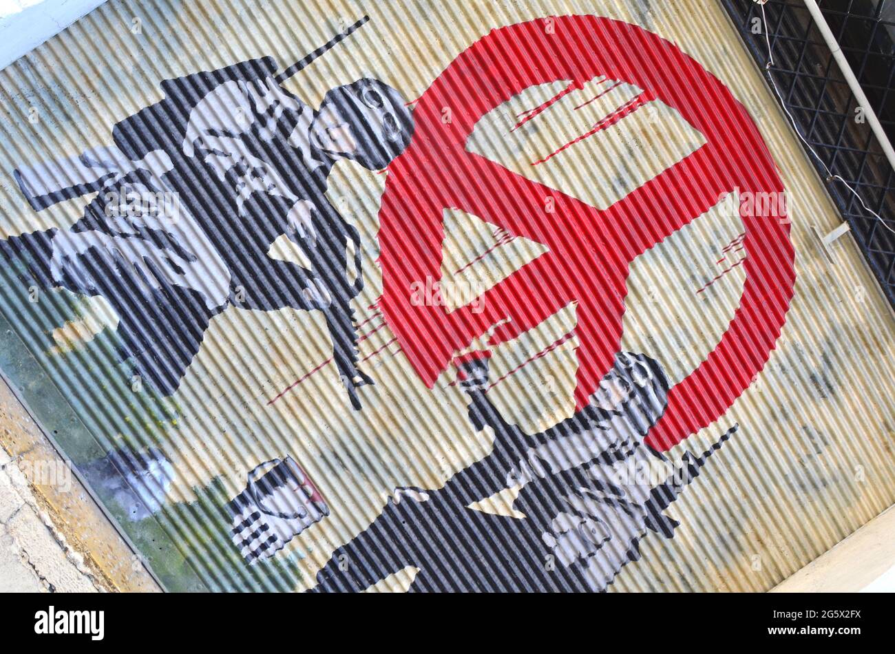 LIBAN. BEYROUTH. GRAFFITI CONTRE LA GUERRE DANS LE QUARTIER GEMAYZE. Banque D'Images