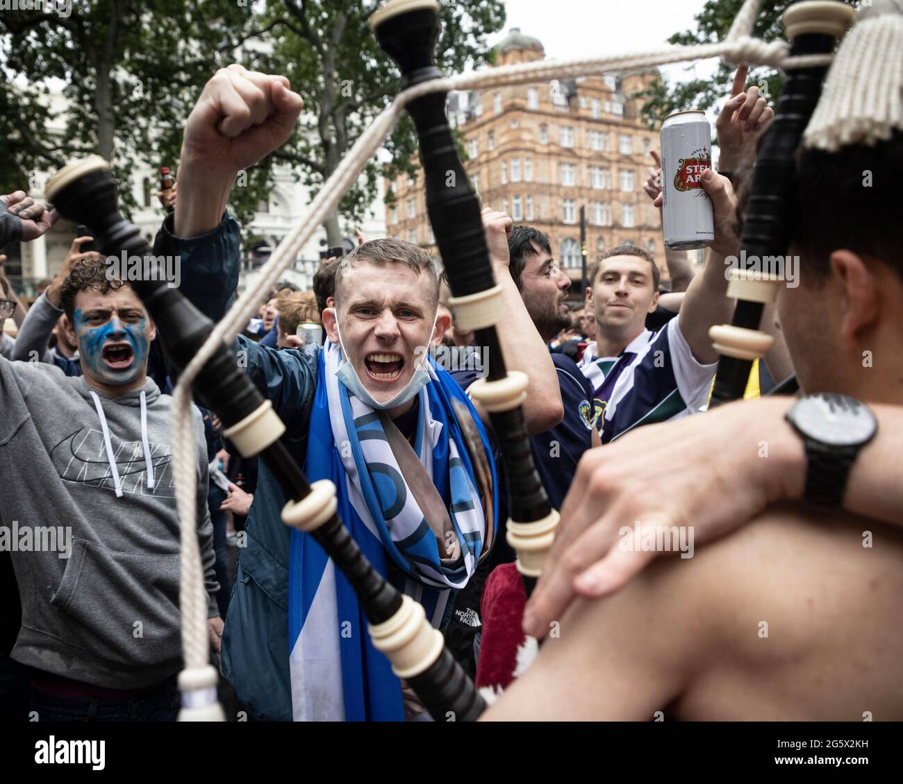 Les fans de football écossais - The Tartan Army - fête à Leicester Square avant le match de l'UEFA Euro de l'Ecosse contre l'Angleterre à Wembley, Londres, 18 juin 2021 Banque D'Images