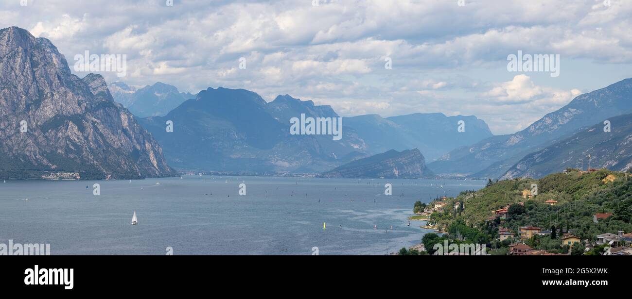 Le panorama avec les planches à voile sur le Lago di Garda. Banque D'Images