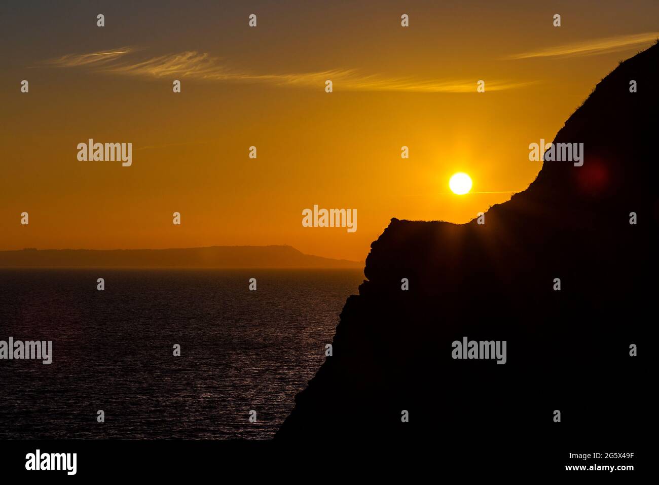 Coucher de soleil et mer à Lulworth Cove, Dorset, Royaume-Uni Banque D'Images