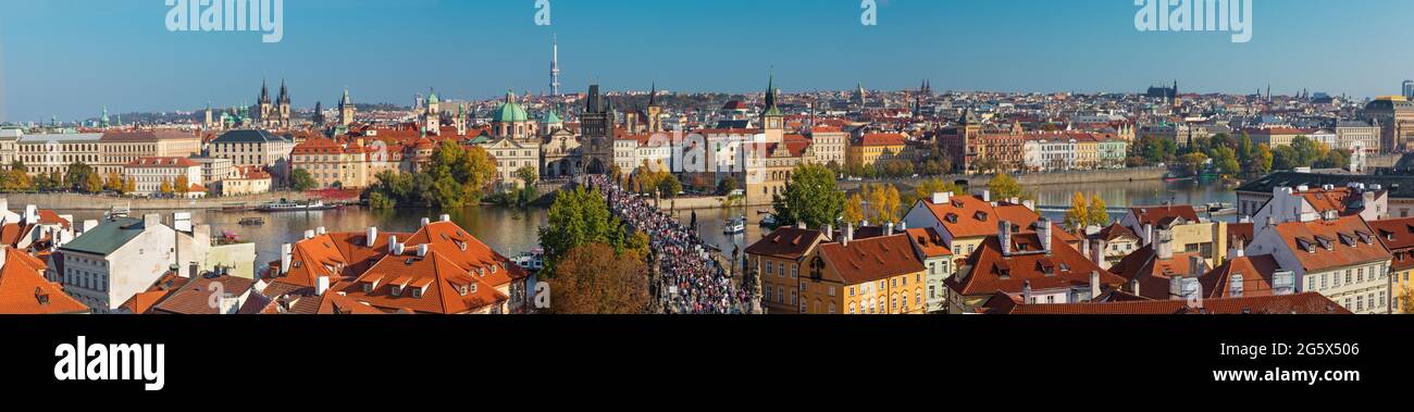 Prague, RÉPUBLIQUE TCHÈQUE - 13 OCTOBRE 2018 : le panorama de la ville avec le pont Charles et la vieille ville sous la lumière du soir. Banque D'Images