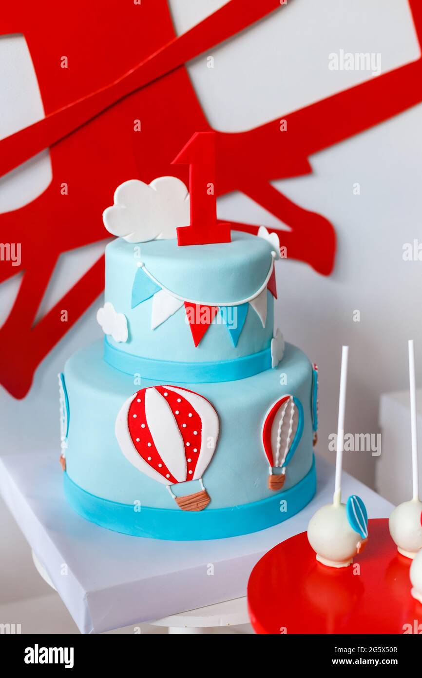 Bar A Bonbons Pour La Fete D Anniversaire Du Garcon Avec Beaucoup De Bonbons Differents Pop Corn Boissons Et Grand Gateau Decoration Bleue Rouge Et Blanche Ballons O Photo Stock Alamy
