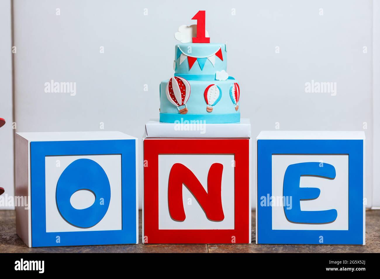 Zone photo sur la première fête d'anniversaire de garçon avec des avions et un grand gâteau. Décoration dans des tons de bleu, rouge et blanc, ballons ou thème de l'aviation, intérieur Banque D'Images