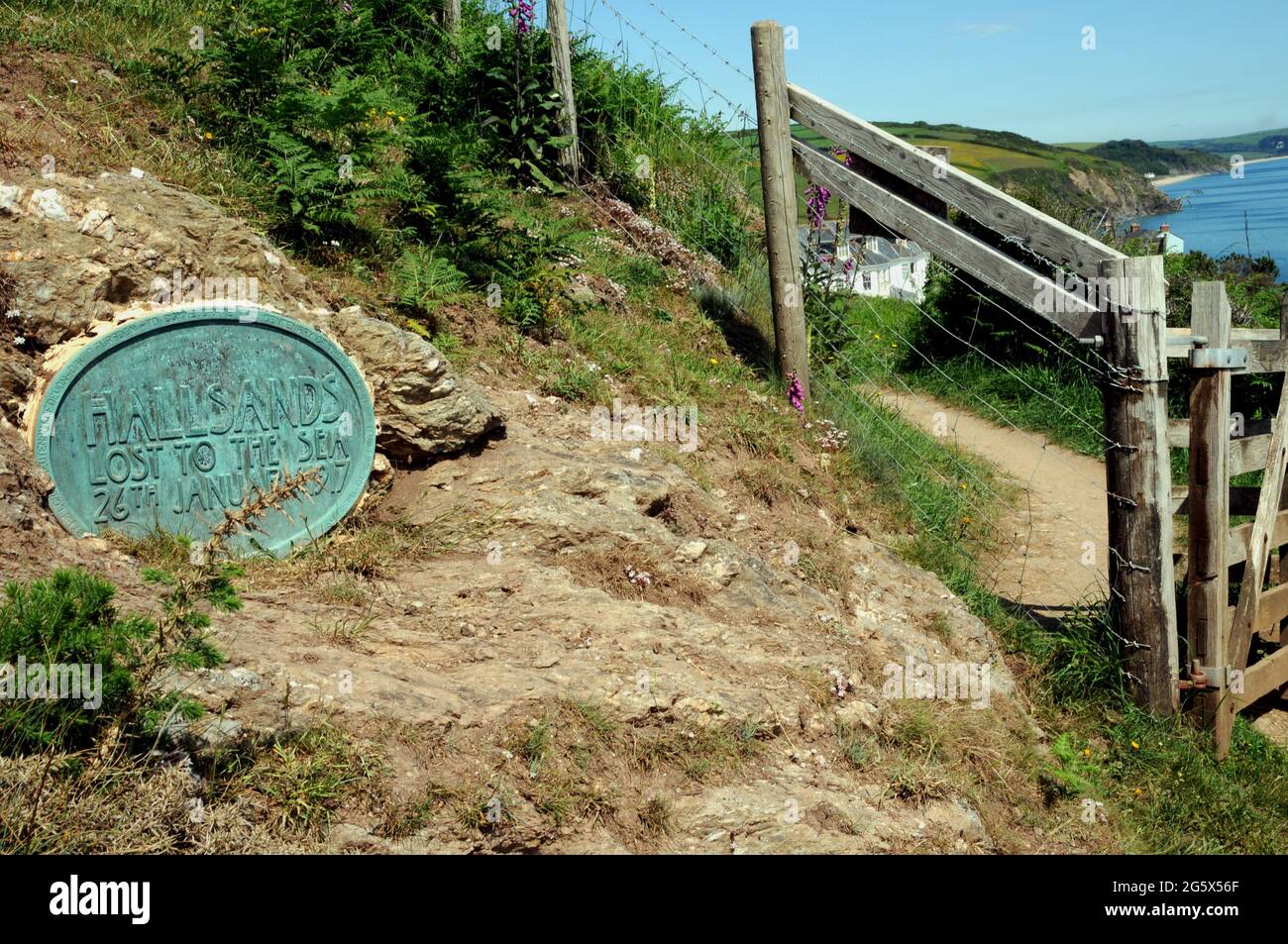 Plaque sur le côté des chemins pour commémorer le village perdu de Hallsands. Le village a été abandonné après que le dragage ait causé des dommages à long terme à la plage. Banque D'Images