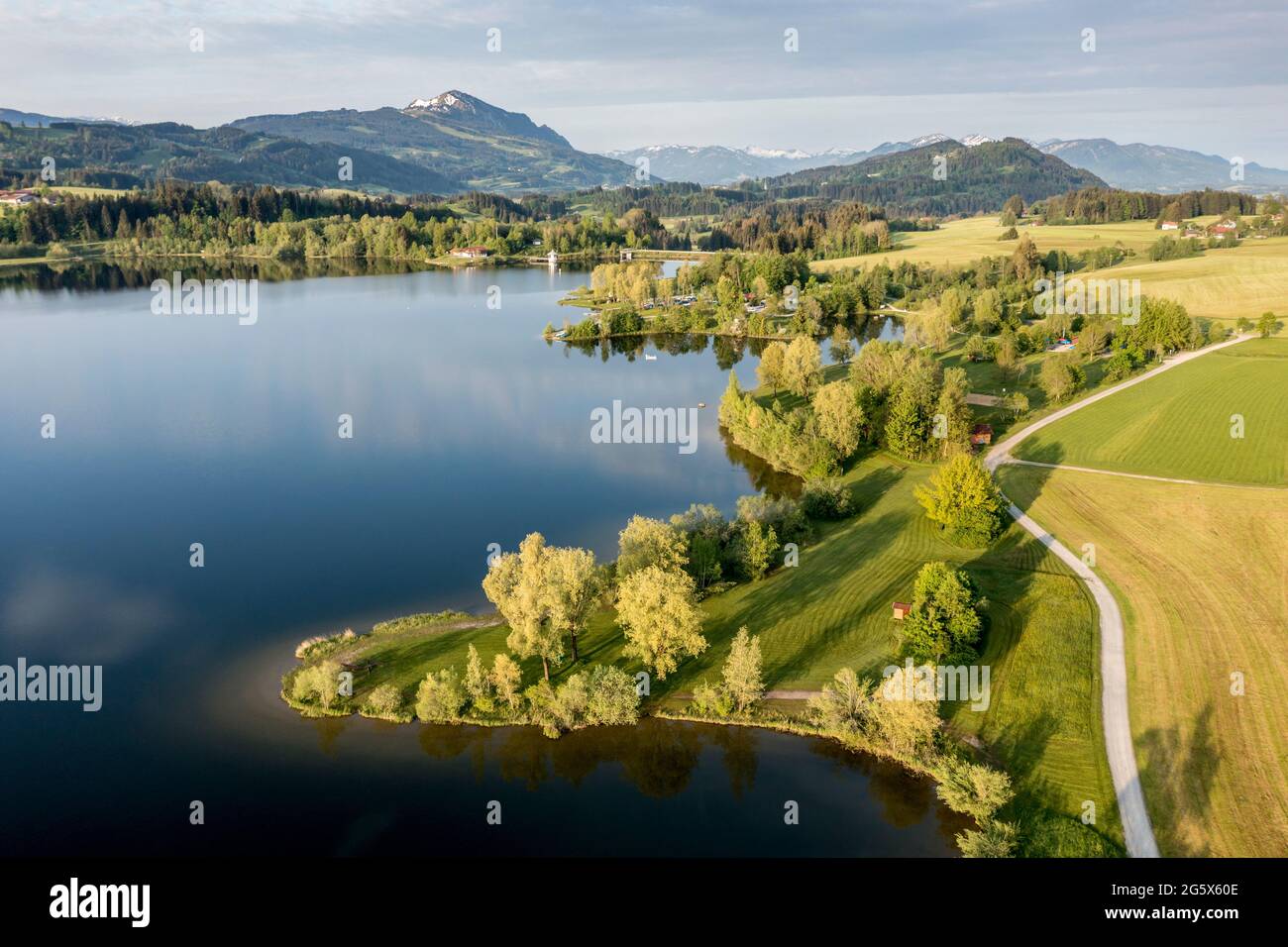 Tir de drone, vue aérienne sur la zone de baignade et de surf au lac Rottachsee, Allgaeu, Bavière, Allemagne. Banque D'Images