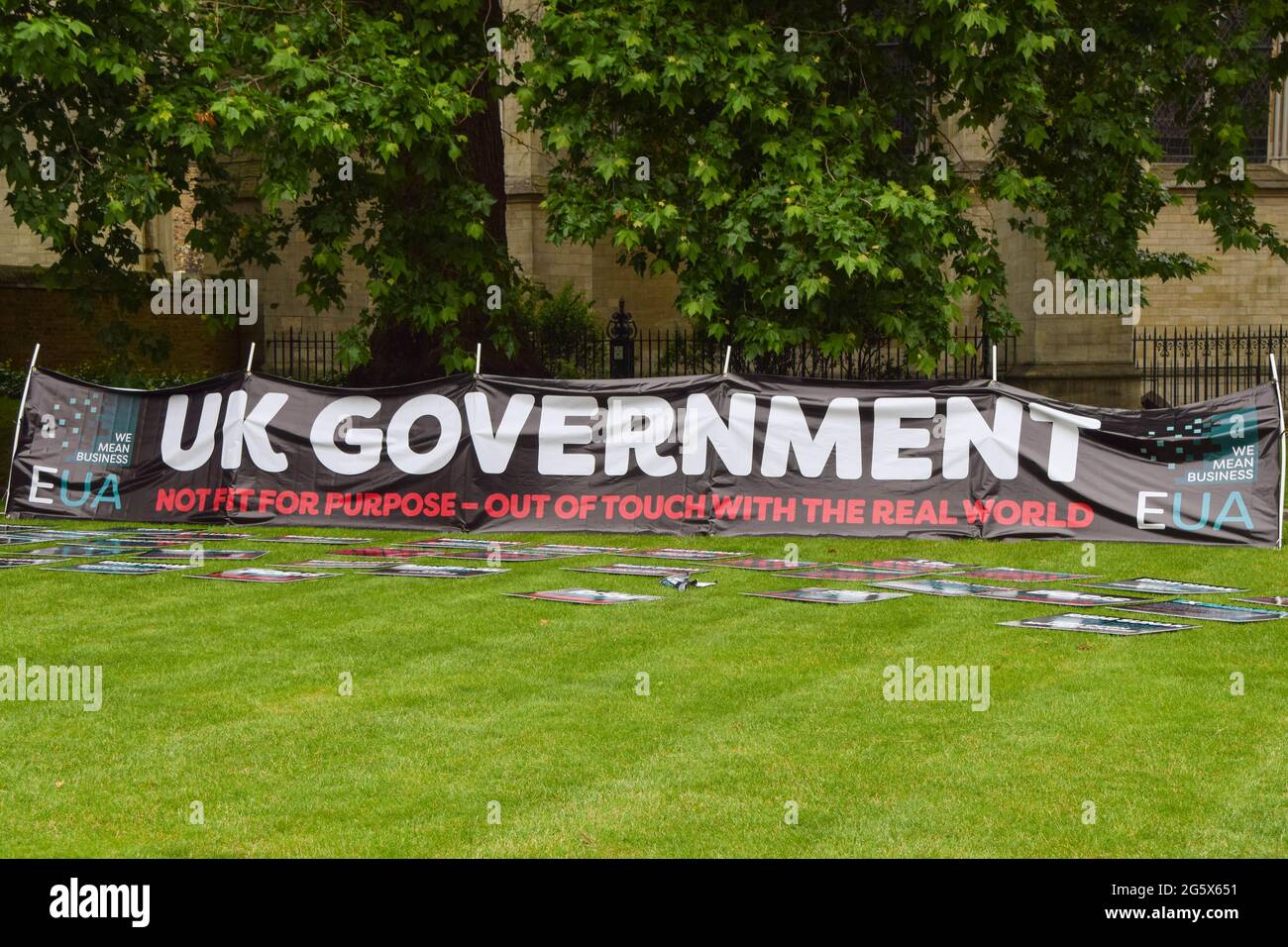 Londres, Royaume-Uni. 30 juin 2021. Une bannière critique du gouvernement britannique en dehors du Parlement. L'Alliance pour l'unité exclue a organisé un rassemblement à l'extérieur des chambres du Parlement, faisant pression sur le gouvernement pour fournir un soutien à 3.8 millions de personnes que l'EUA a déclaré avoir été déserté par le gouvernement pendant la crise du coronavirus. (Crédit : Vuk Valcic / Alamy Live News) Banque D'Images