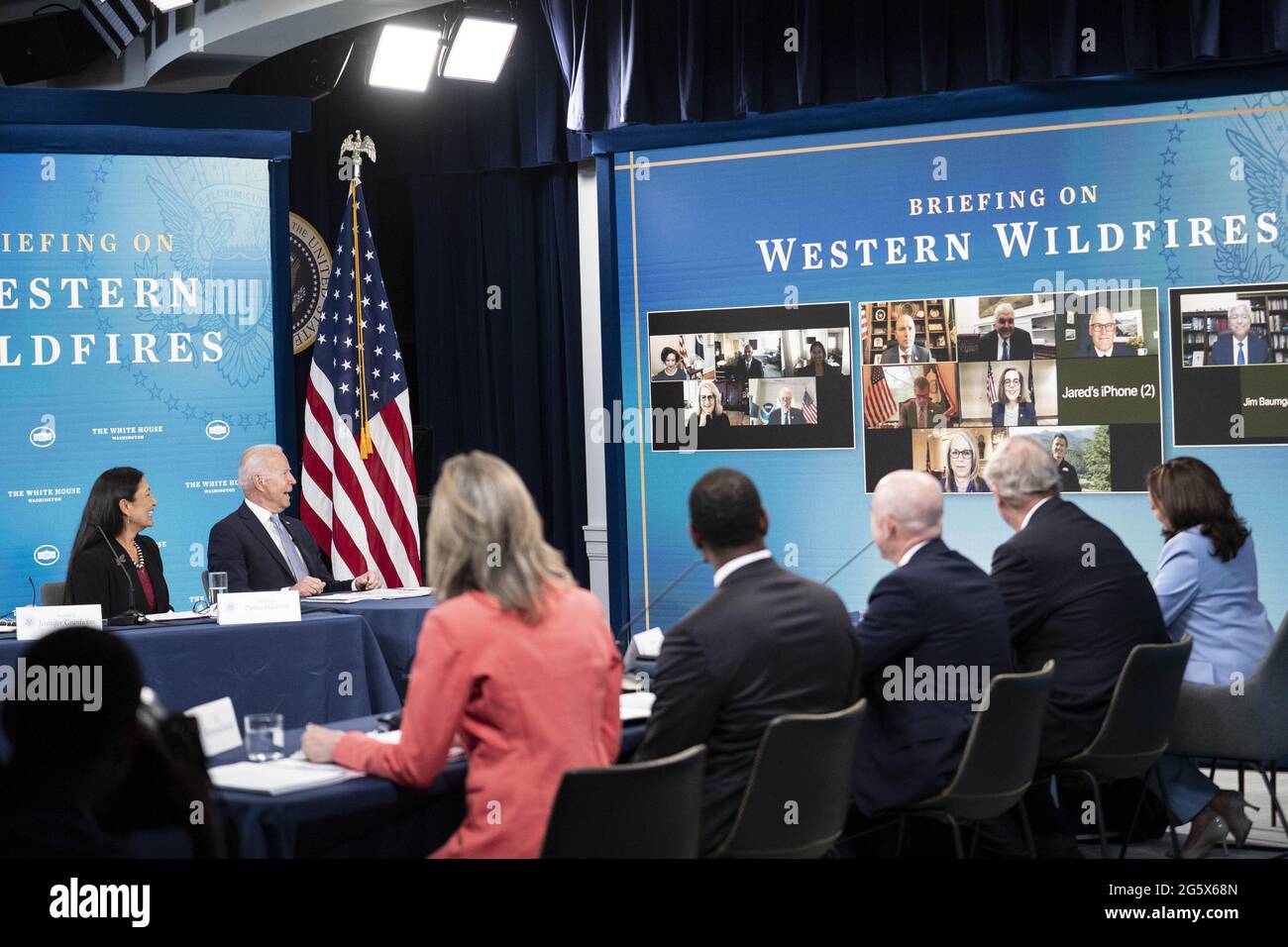 Washington, États-Unis. 30 juin 2021. Le président Joe Biden prononce des remarques sur la sécheresse, la chaleur et les incendies de forêt dans l'ouest des États-Unis lors d'un événement avec des gouverneurs d'État et des membres du Cabinet à Washington, DC, le mercredi 30 juin 2021. Le gouverneur de l'Oregon, Kate Brown, et le gouverneur de la Californie, Gavin Newsom, ont également parlé virtuellement des incendies de forêt dans leurs États. Photo de Sarah Silbiger/UPI crédit: UPI/Alay Live News Banque D'Images