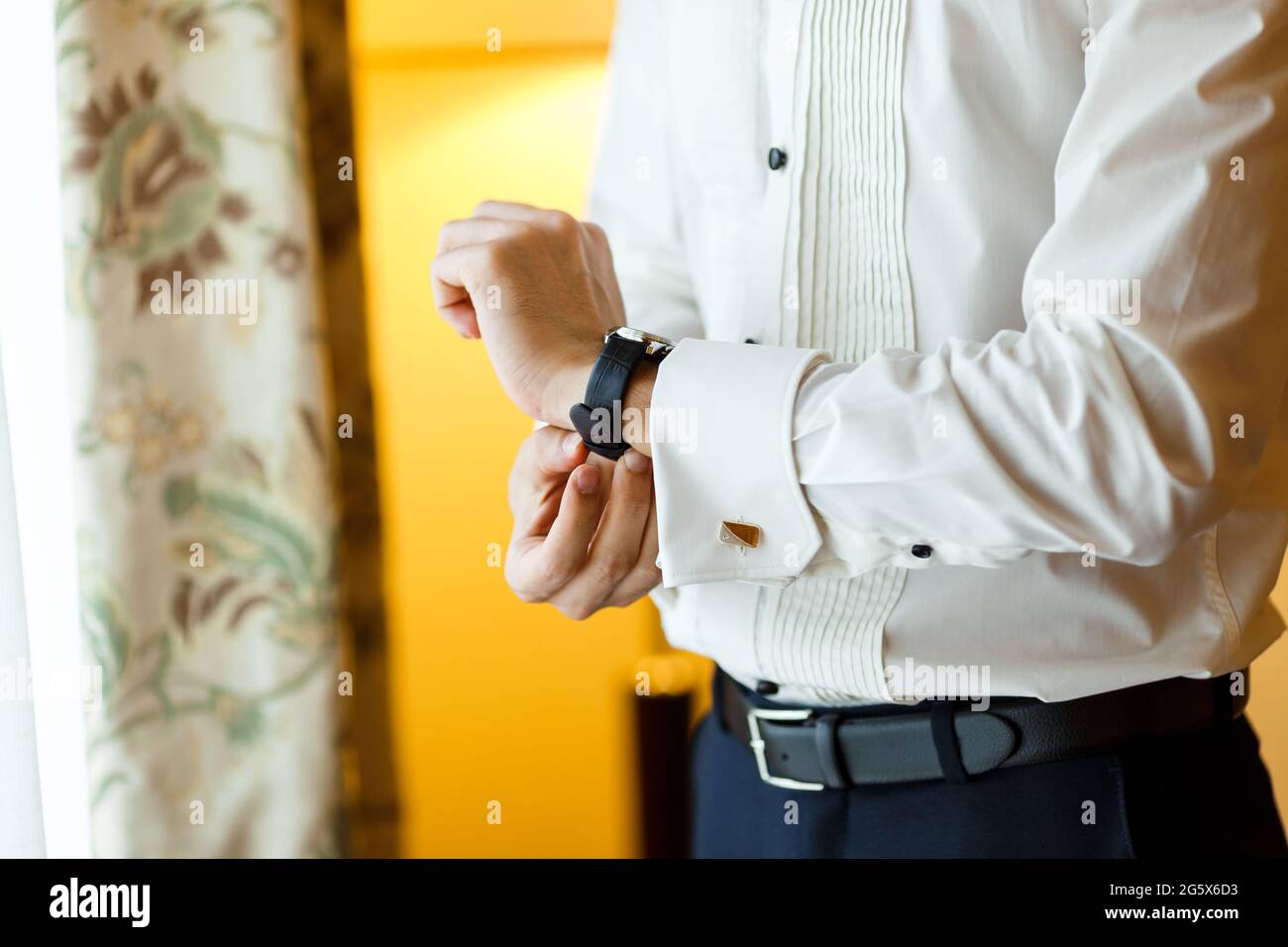 Un homme d'affaires en chemise blanche, ceinture en cuir noir et boutons de  manchette portant ses montres chères. Look moderne, élégant et cher pour  jeune homme Photo Stock - Alamy
