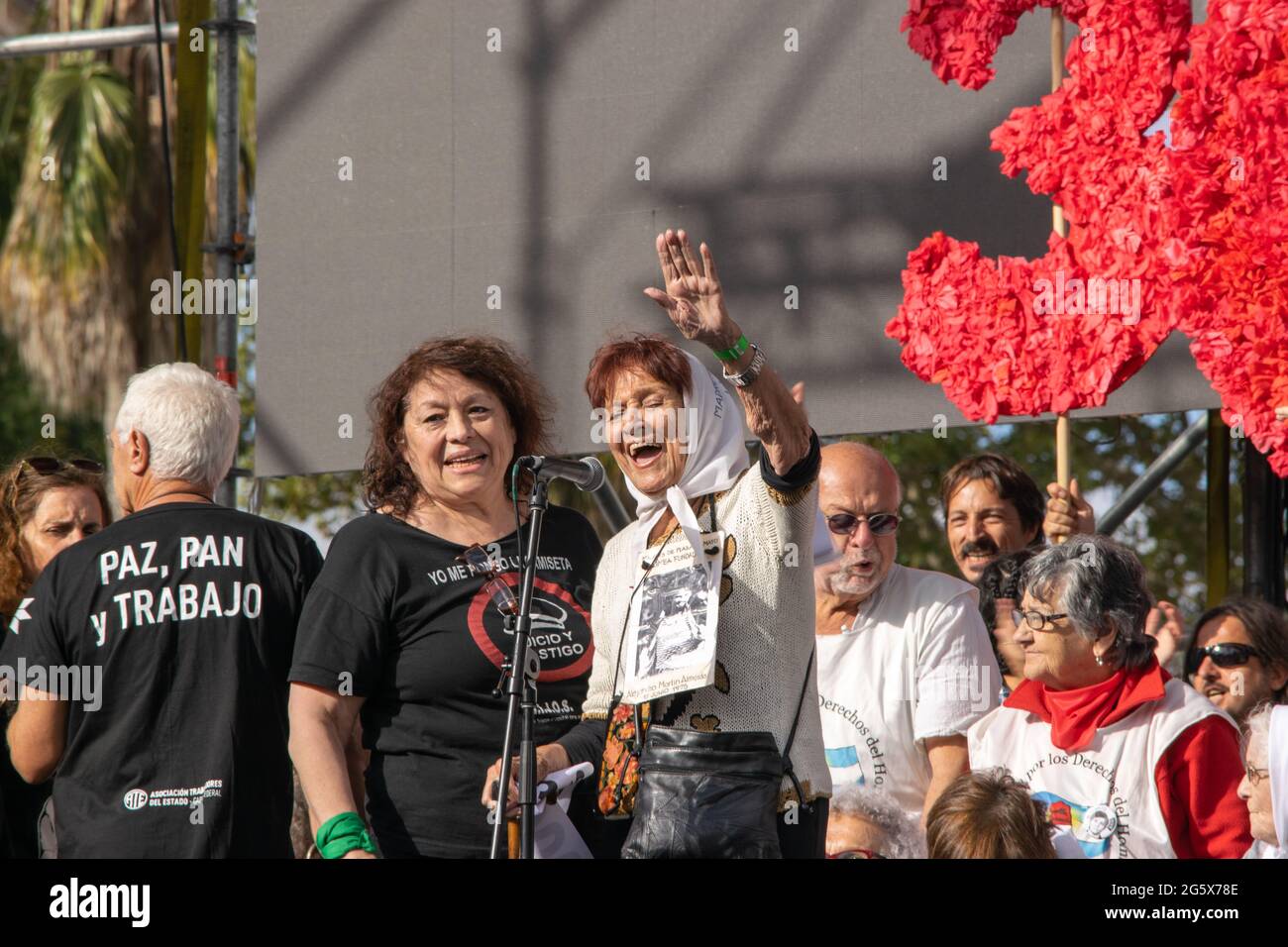 Les mères et les grands-mères de la Plaza de Mayo sur scène pendant les actes pour se souvenir de la dernière dictature en Argentine Banque D'Images