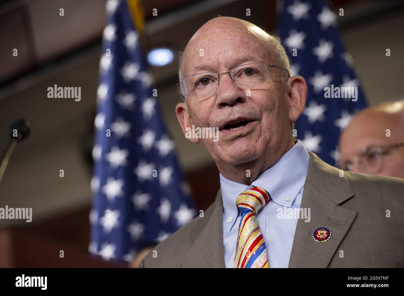 Washington, États-Unis. 30 juin 2021. Peter DeFazio, président du comité des transports et des infrastructures de la maison, D-OR, et d'autres députés démocrates de la Chambre tiennent une conférence de presse avant l'adoption prévue par la Chambre du « INVEST in America Act » au Capitole des États-Unis à Washington, DC, le mercredi 30 juin 2021. Photo de Bonnie Cash/UPI Credit: UPI/Alay Live News Banque D'Images