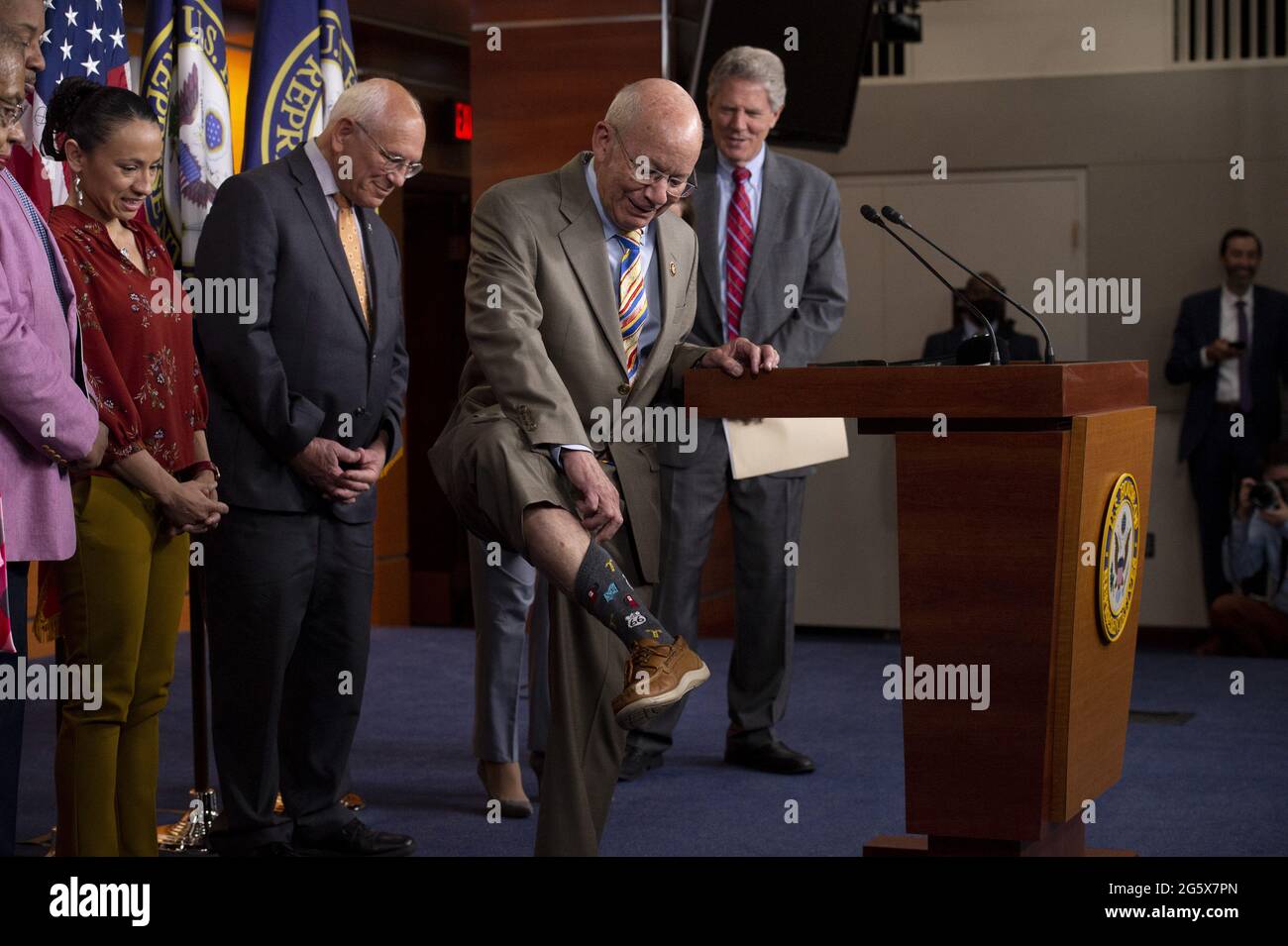 Washington, États-Unis. 30 juin 2021. Peter DeFazio, président du comité des transports et des infrastructures de la maison, D-OR, présente ses chaussettes route 66 lors d'une conférence de presse en prévision du passage prévu par la Maison de l'INVEST in America Act au Capitole des États-Unis à Washington, DC, le mercredi 30 juin 2021. Photo de Bonnie Cash/UPI Credit: UPI/Alay Live News Banque D'Images