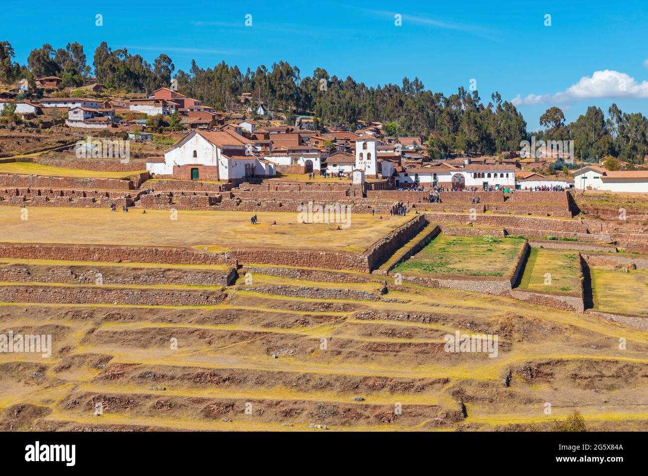 Ville de Chinchero avec tour d'église construite sur la ruine Inca avec terrasses agricoles, Vallée Sacrée de l'Inca, province de Cusco, Pérou. Banque D'Images