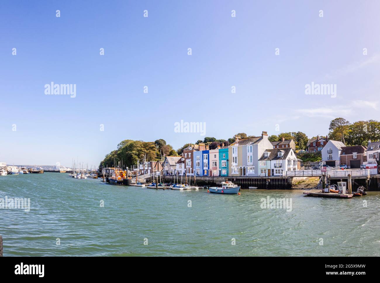 Vue sur le fleuve le long de l'estuaire de la Wey avec des maisons colorées à Weymouth, une ville de bord de mer et populaire station de vacances à Dorset, côte sud de l'Angleterre Banque D'Images