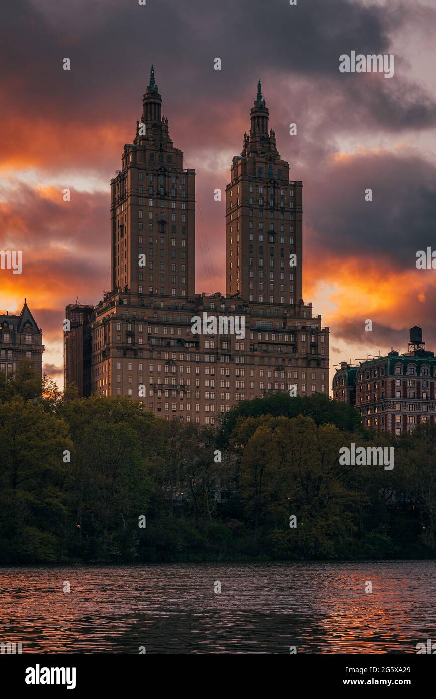 Le San Remo au coucher du soleil, de Central Park, New York, New York Banque D'Images
