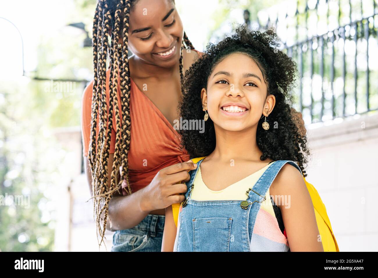 Mère emportant sa fille à l'école. Banque D'Images