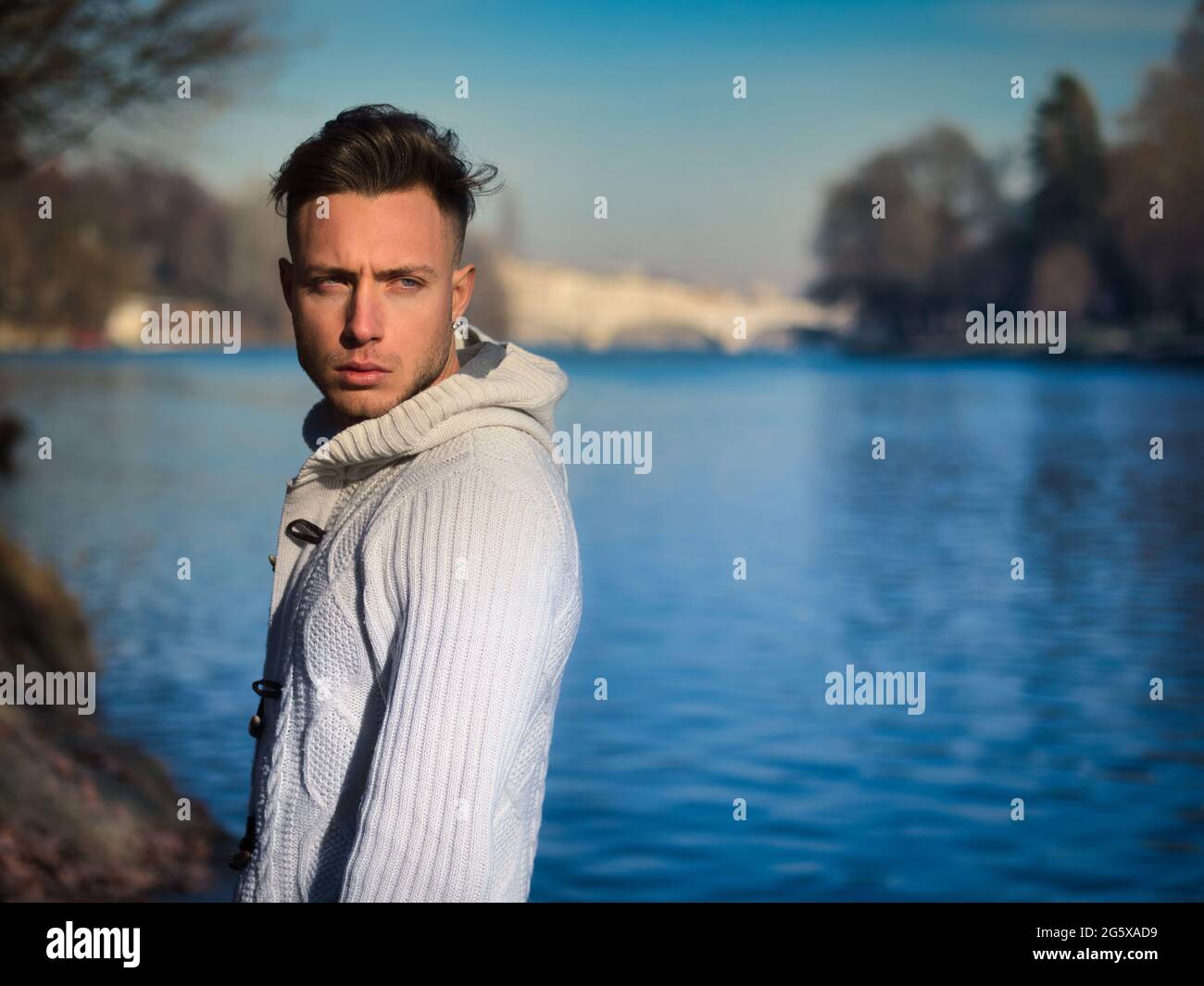 Un beau jeune homme en milieu urbain dans la ville européenne Banque D'Images